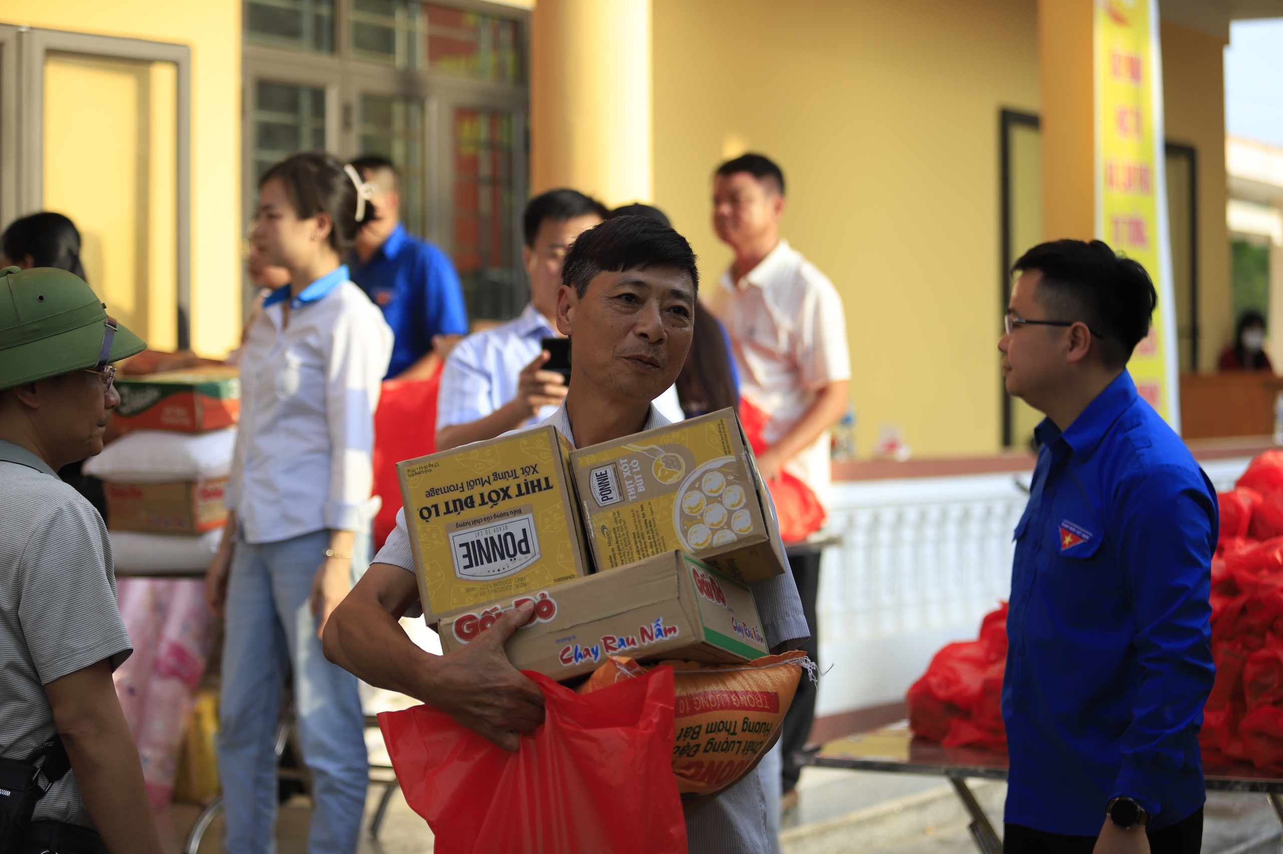 Bão lũ cuốn trôi nhà cửa, không cuốn được tình người- Ảnh 15. Bão lũ cuốn trôi nhà cửa, không cuốn được tình người- Ảnh 15.