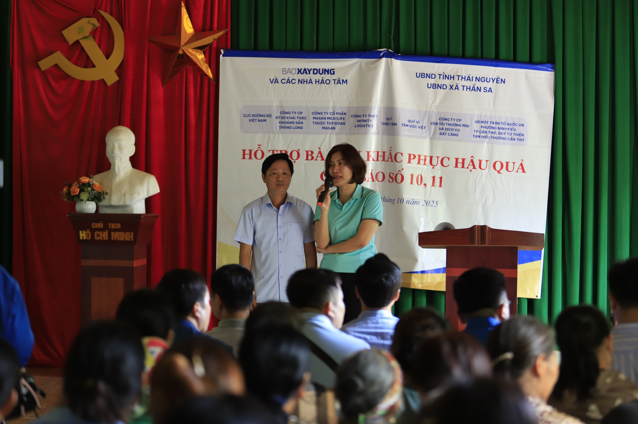 Bão lũ cuốn trôi nhà cửa, không cuốn được tình người- Ảnh 32. Bão lũ cuốn trôi nhà cửa, không cuốn được tình người- Ảnh 32.