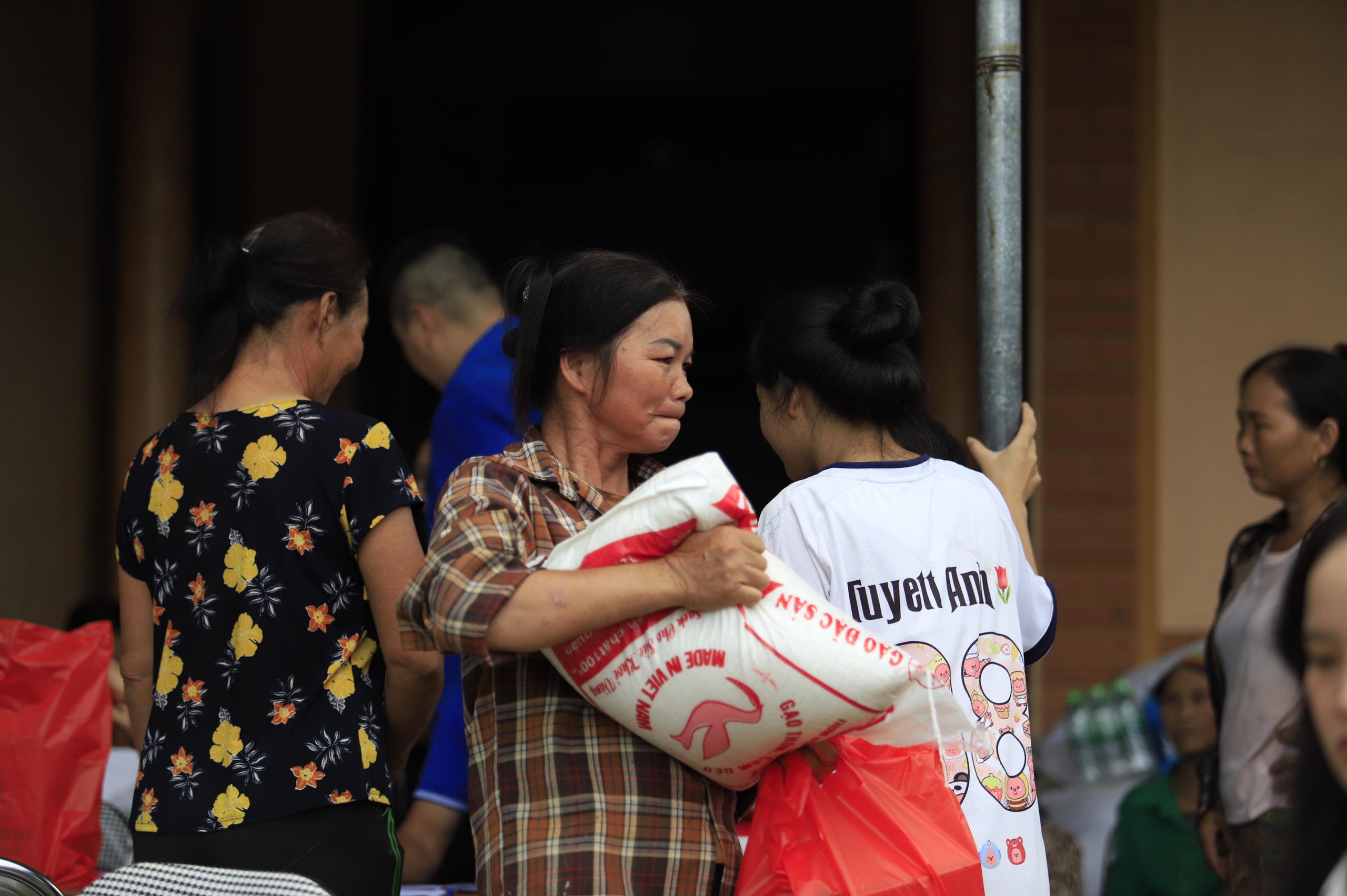 Bão lũ cuốn trôi nhà cửa, không cuốn được tình người- Ảnh 37. Bão lũ cuốn trôi nhà cửa, không cuốn được tình người- Ảnh 37.