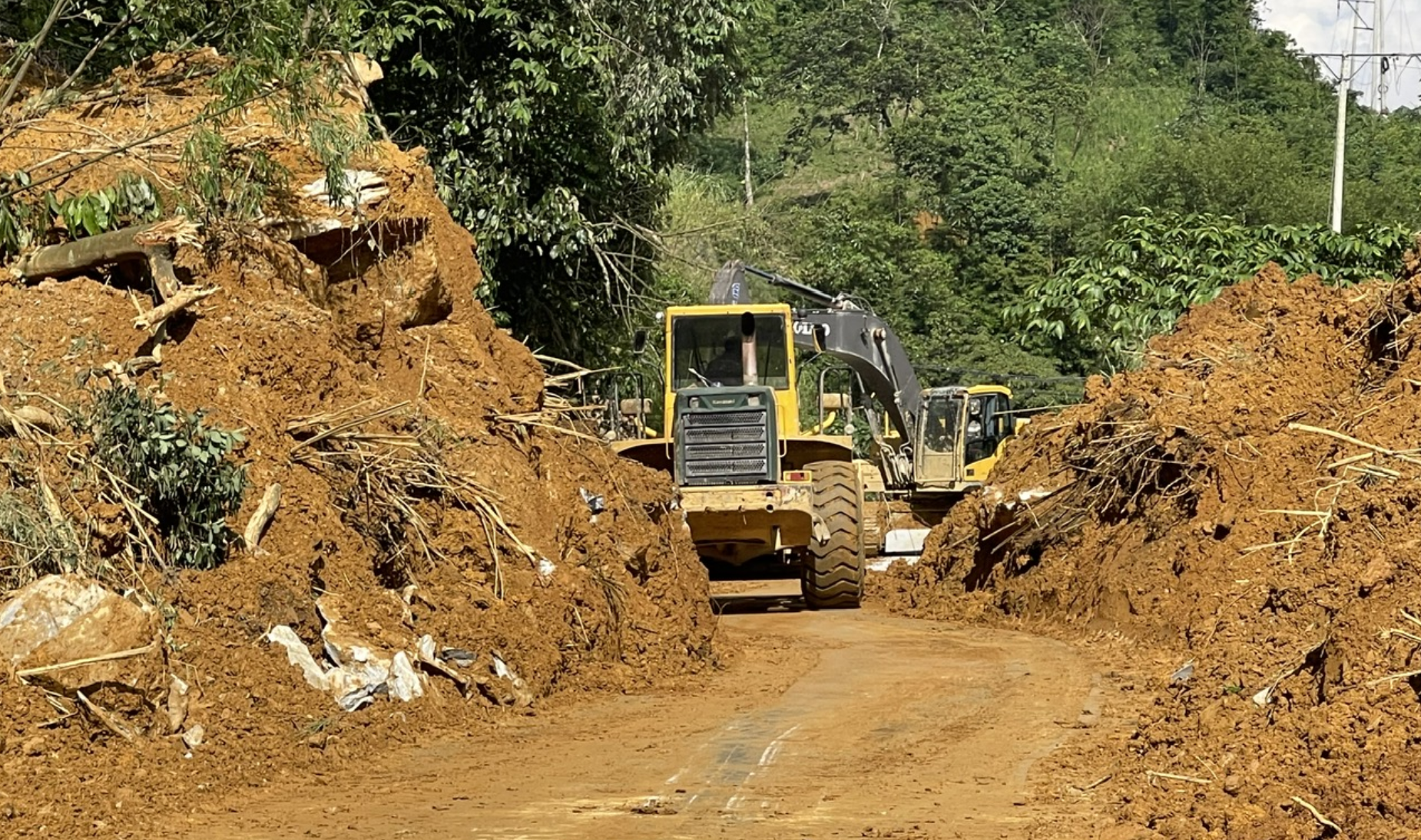 Bộ Xây dựng công bố tình huống khẩn cấp về thiên tai trên QL3, QL6 và đường Hồ Chí Minh- Ảnh 1. Bộ Xây dựng công bố tình huống khẩn cấp về thiên tai trên QL3, QL6 và đường Hồ Chí Minh- Ảnh 1.