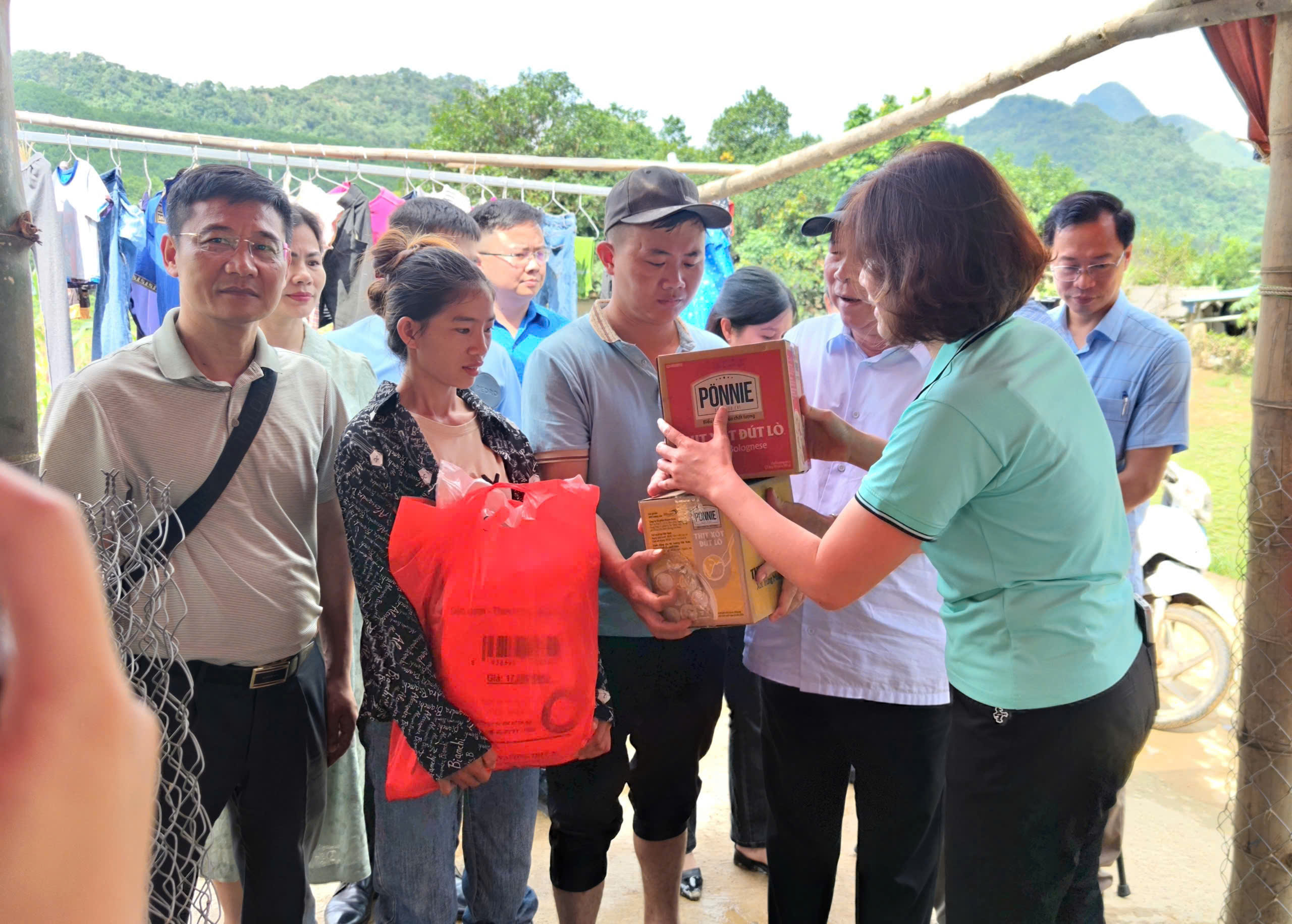 Bão lũ cuốn trôi nhà cửa, không cuốn được tình người- Ảnh 24. Bão lũ cuốn trôi nhà cửa, không cuốn được tình người- Ảnh 24.