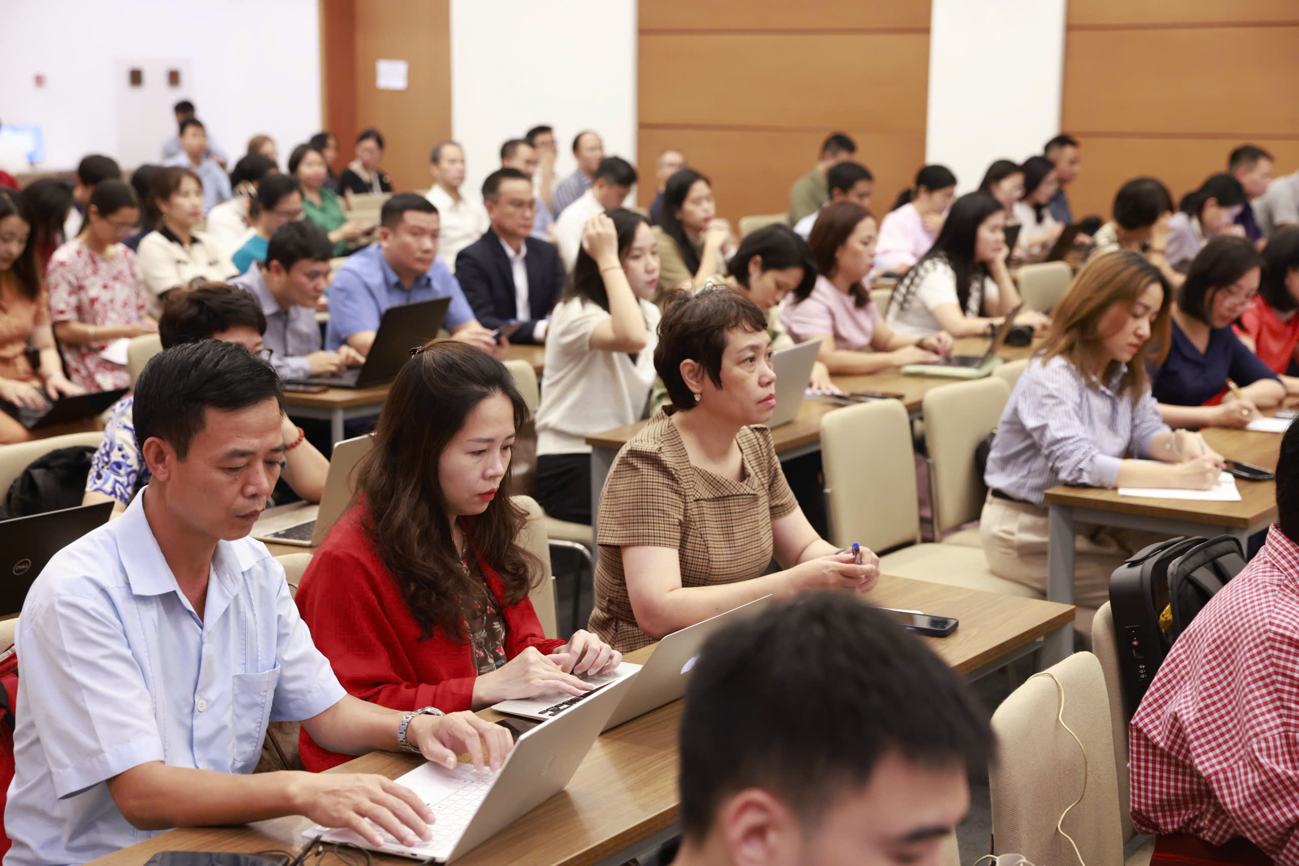 Bỏ phiếu k&iacute;n bầu, ph&ecirc; chuẩn một số chức danh l&atilde;nh đạo chủ chốt tại Kỳ họp thứ 10- Ảnh 2.