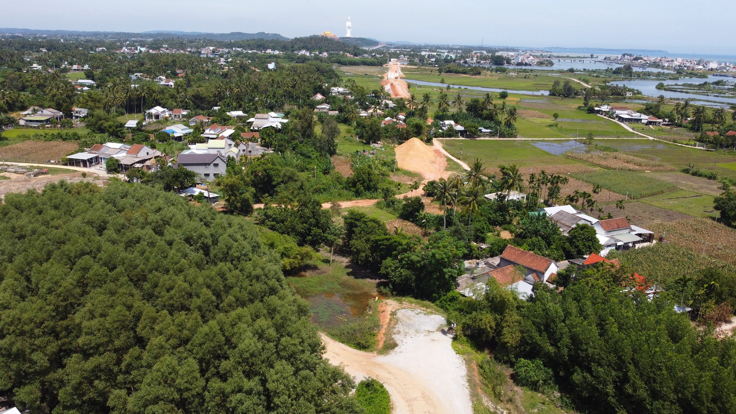 Mặt bằng kh&ocirc;ng liền mạch, đường ven biển Quảng Ng&atilde;i thi c&ocirc;ng từng đoạn- Ảnh 10.