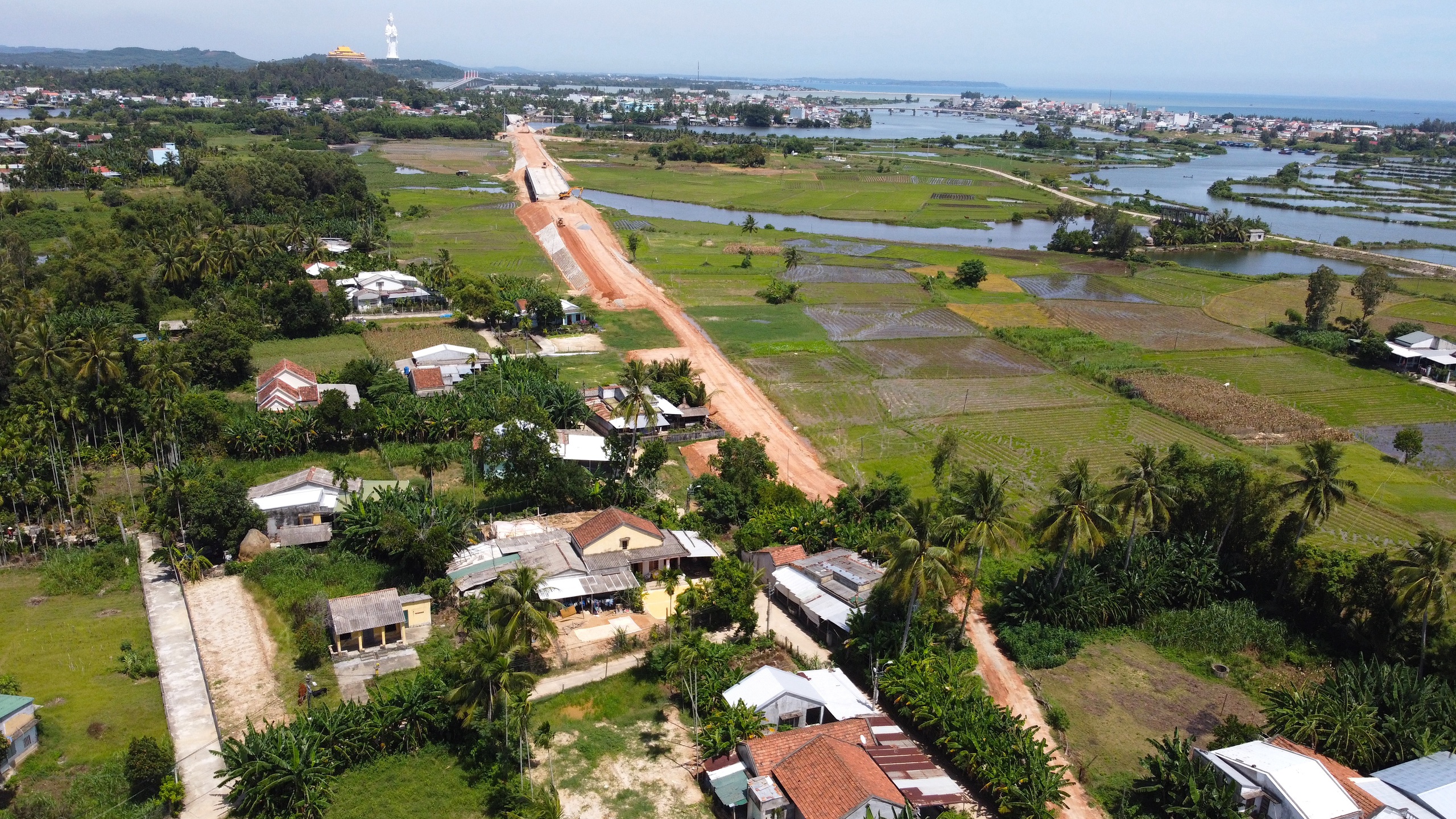 Mặt bằng kh&ocirc;ng liền mạch, đường ven biển Quảng Ng&atilde;i thi c&ocirc;ng từng đoạn- Ảnh 11.