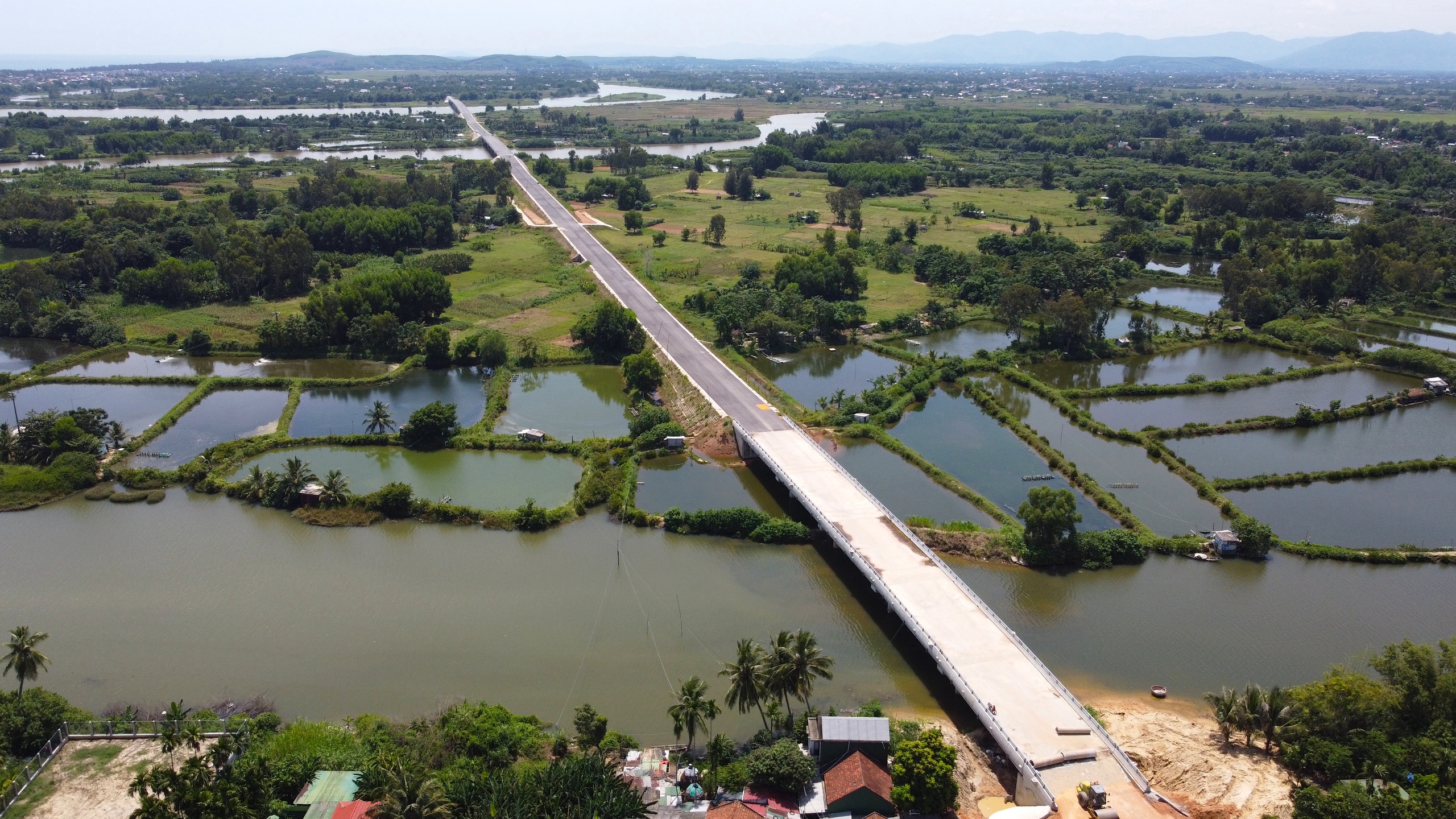 Mặt bằng kh&ocirc;ng liền mạch, đường ven biển Quảng Ng&atilde;i thi c&ocirc;ng từng đoạn- Ảnh 18.