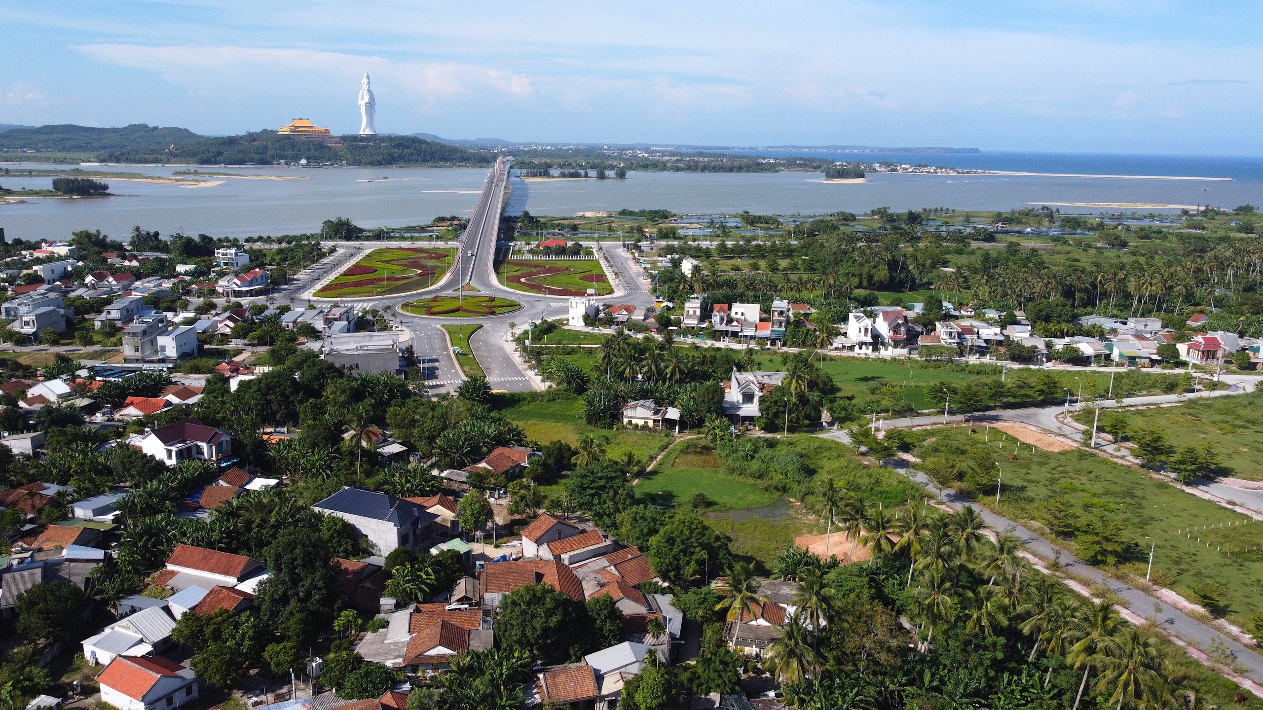 Mặt bằng kh&ocirc;ng liền mạch, đường ven biển Quảng Ng&atilde;i thi c&ocirc;ng từng đoạn- Ảnh 1.