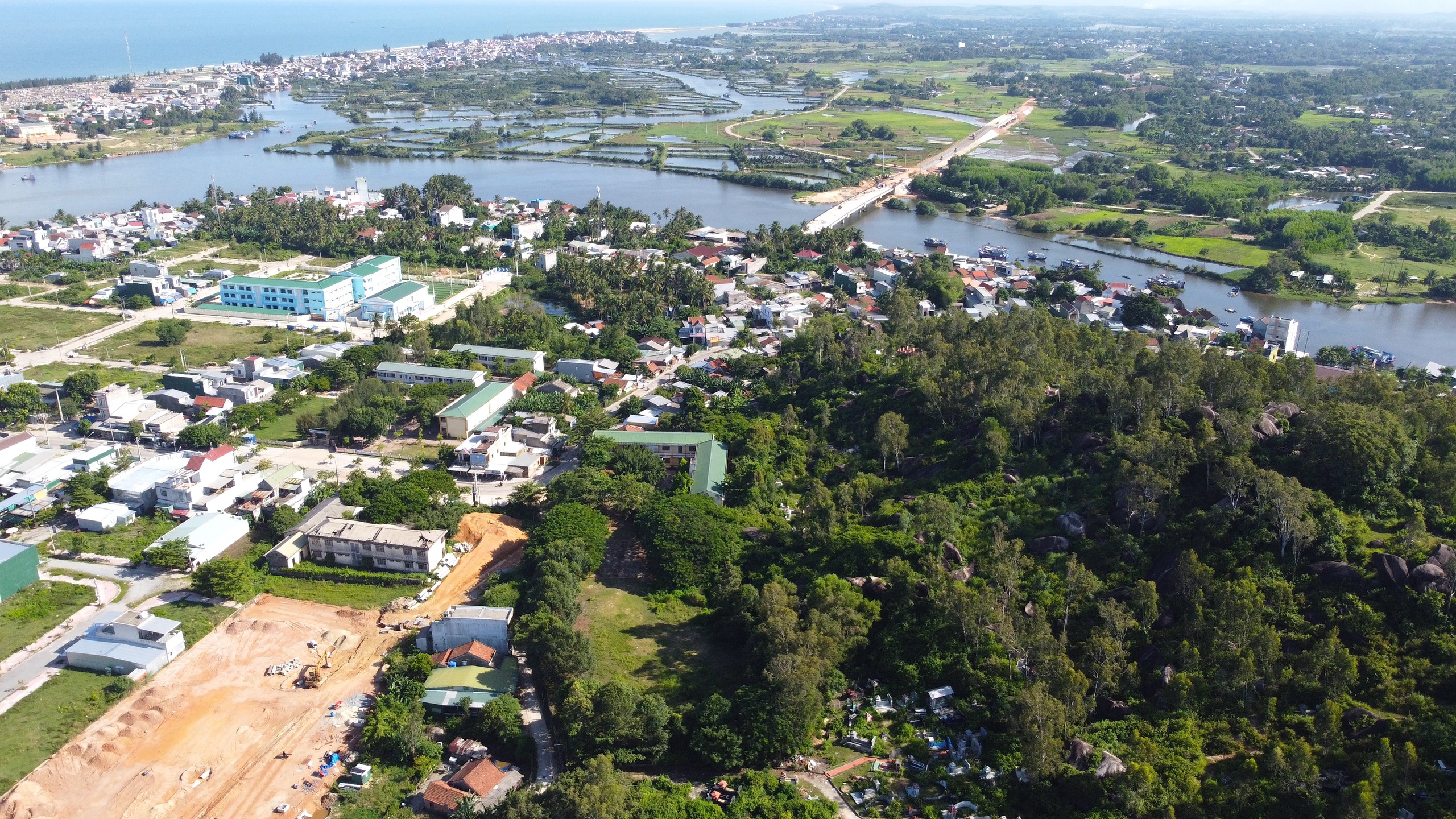 Mặt bằng kh&ocirc;ng liền mạch, đường ven biển Quảng Ng&atilde;i thi c&ocirc;ng từng đoạn- Ảnh 2.