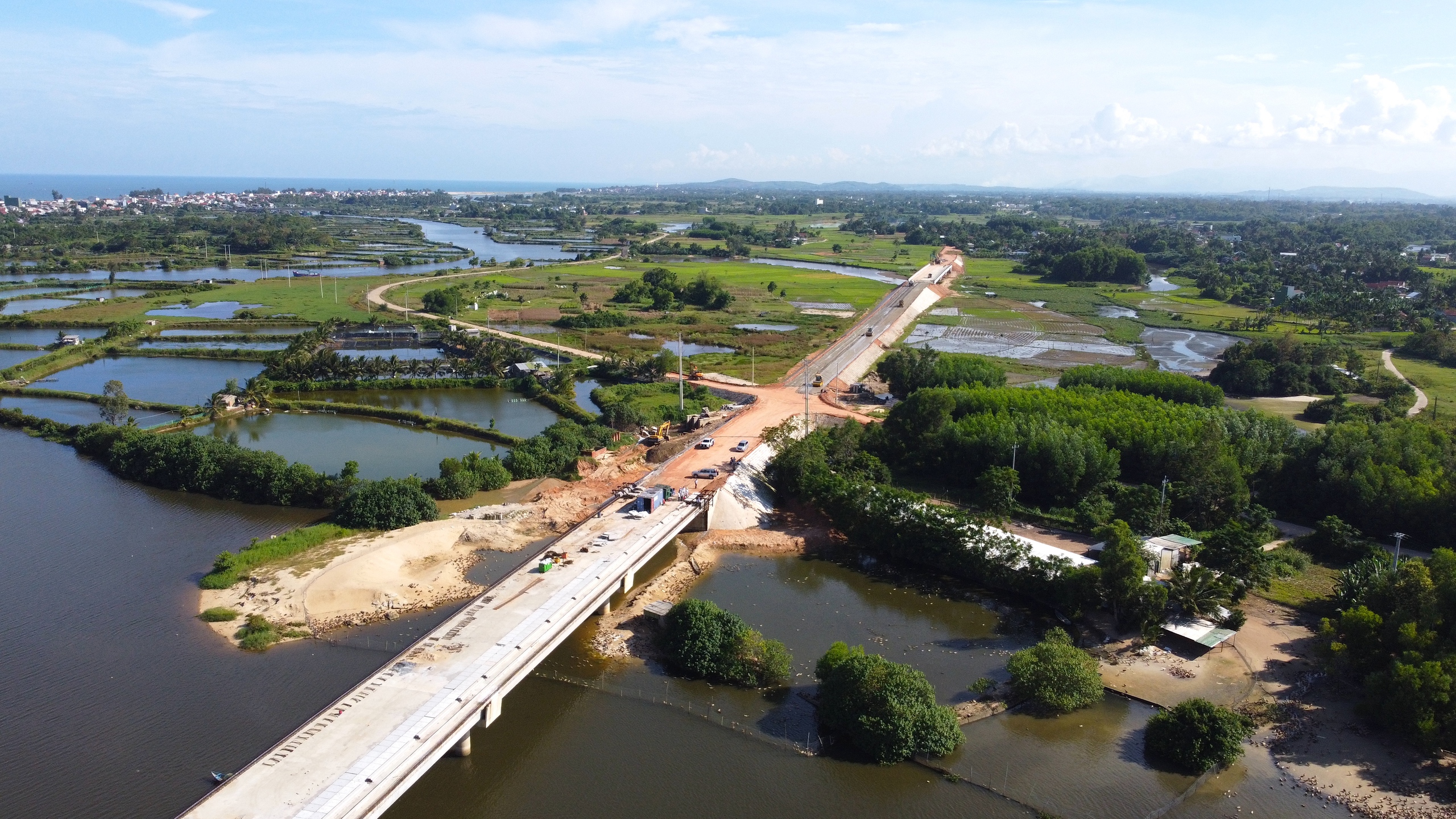 Mặt bằng kh&ocirc;ng liền mạch, đường ven biển Quảng Ng&atilde;i thi c&ocirc;ng từng đoạn- Ảnh 12.