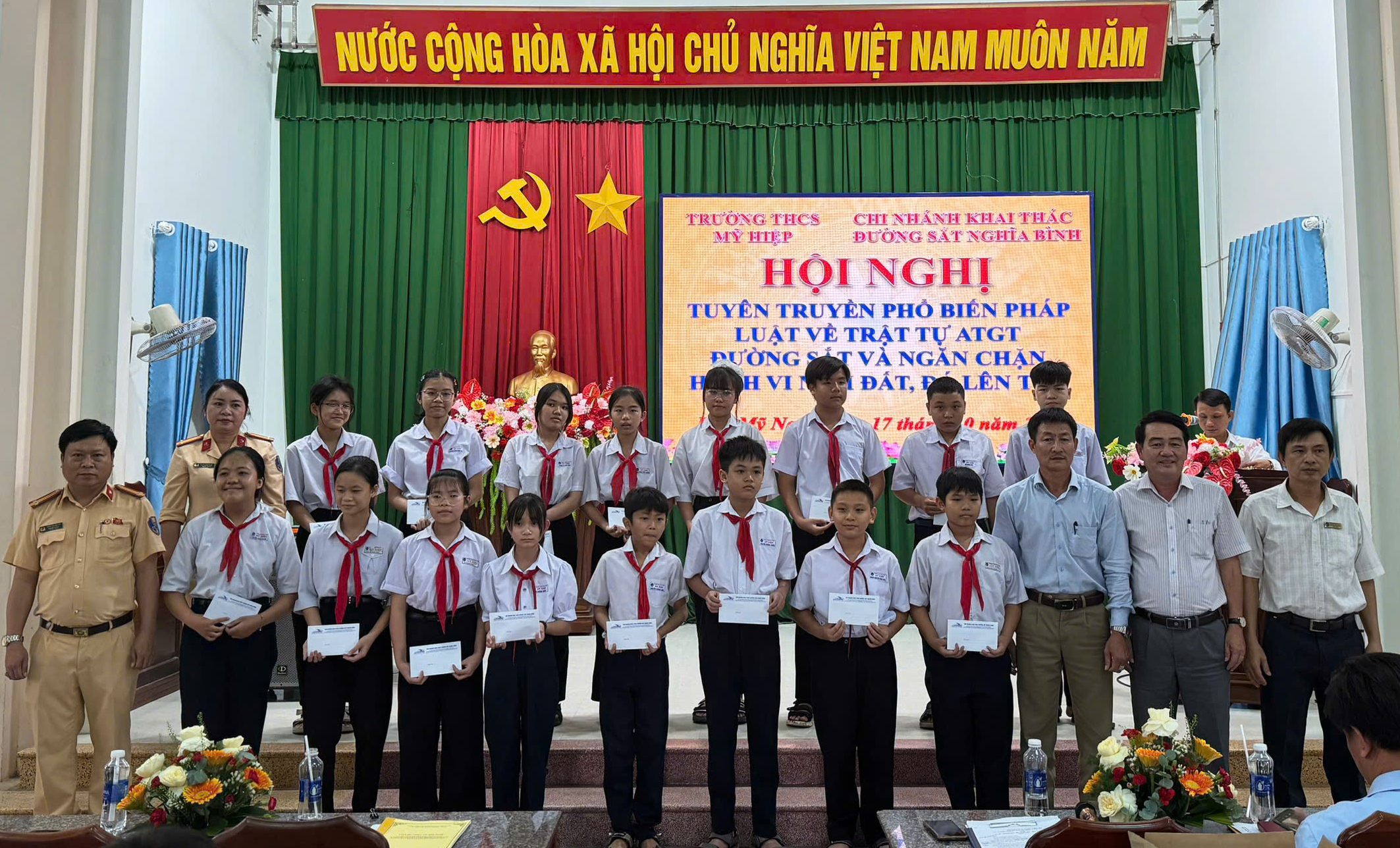 Gia Lai: H&agrave;ng trăm học sinh phấn khởi khi được tuy&ecirc;n truyền an to&agrave;n giao th&ocirc;ng đường sắt- Ảnh 2.