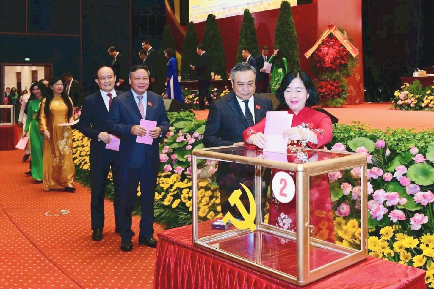 B&agrave; B&ugrave;i Thị Minh Ho&agrave;i t&aacute;i đắc cử B&iacute; thư Th&agrave;nh ủy H&agrave; Nội- Ảnh 1.