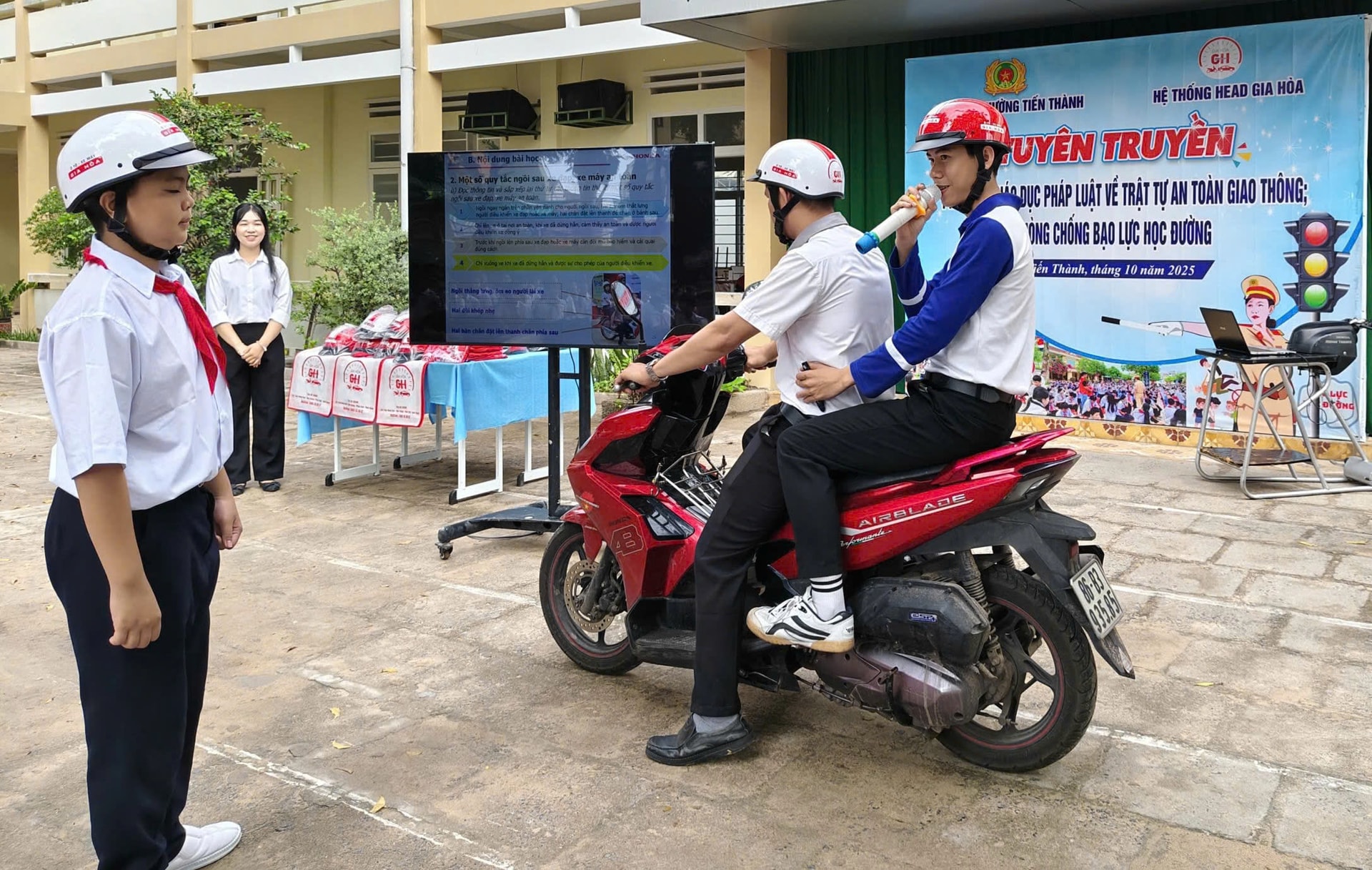 L&acirc;m Đồng: Đồng loạt tuy&ecirc;n truyền trật tự ATGT cho học sinh- Ảnh 1.