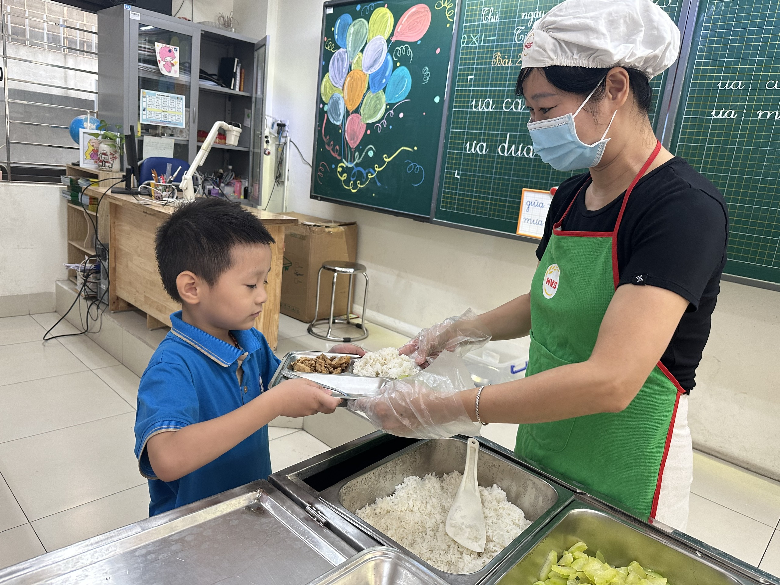 Khi bữa ăn b&aacute;n tr&uacute; "ngon như cơm nh&agrave;"- Ảnh 7.