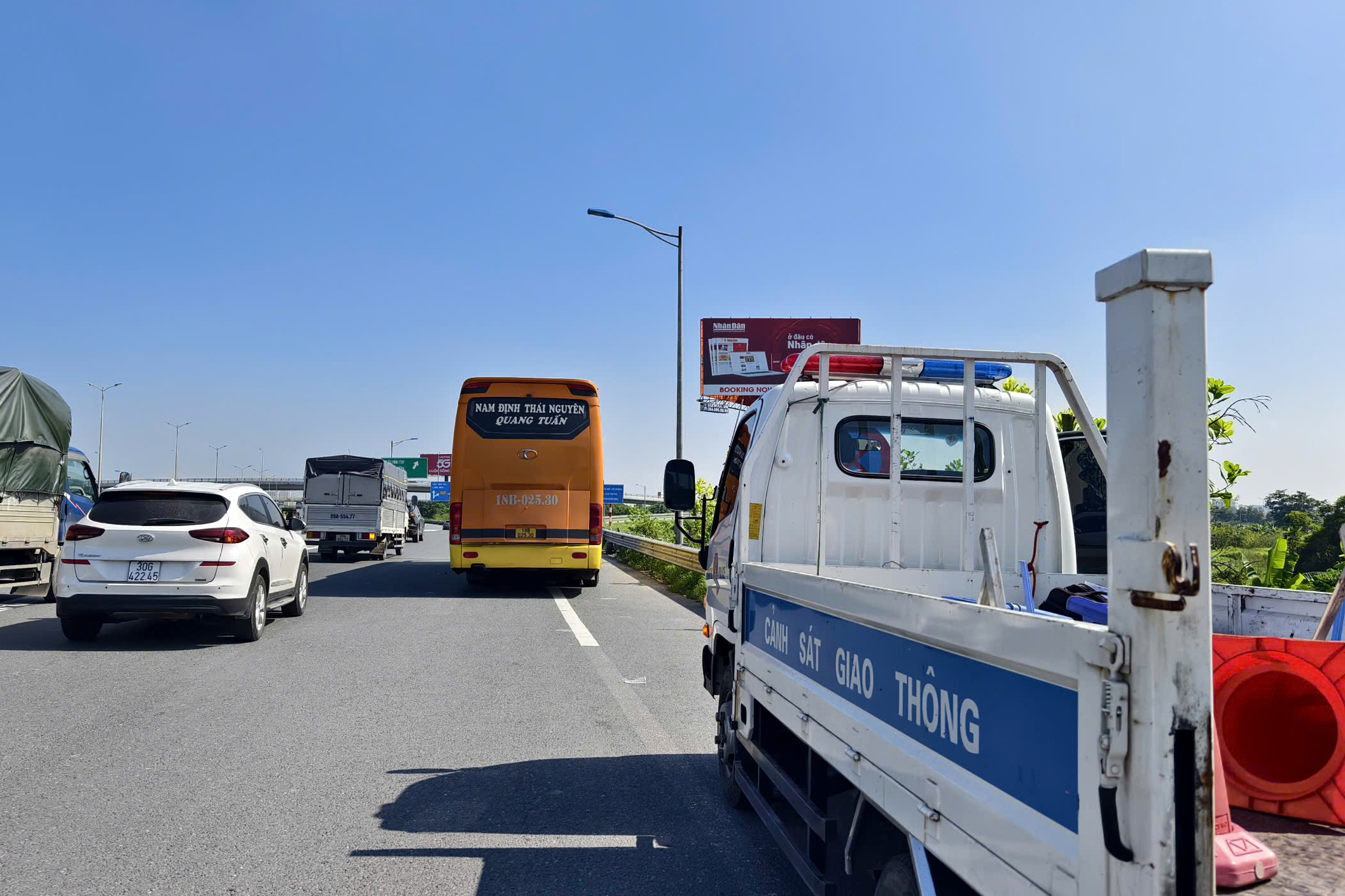 Cảnh sát tuần tra dọc chân cầu Thanh Trì dẹp nạn dừng xe mua ổi, đón trả khách tuỳ tiện- Ảnh 4. Cảnh sát tuần tra dọc chân cầu Thanh Trì dẹp nạn dừng xe mua ổi, đón trả khách tuỳ tiện- Ảnh 4.