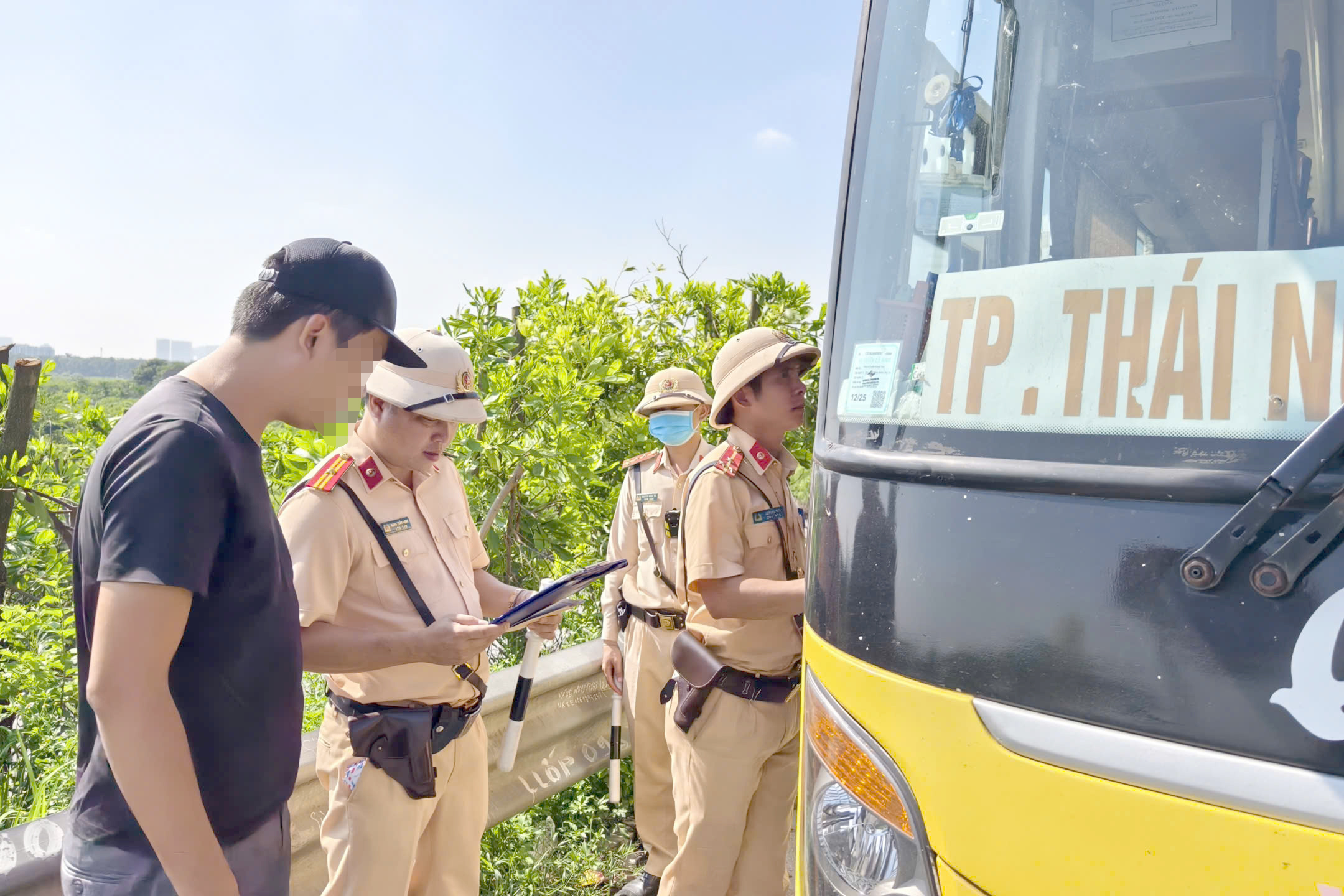 Cảnh sát tuần tra dọc chân cầu Thanh Trì dẹp nạn dừng xe mua ổi, đón trả khách tuỳ tiện- Ảnh 5. Cảnh sát tuần tra dọc chân cầu Thanh Trì dẹp nạn dừng xe mua ổi, đón trả khách tuỳ tiện- Ảnh 5.