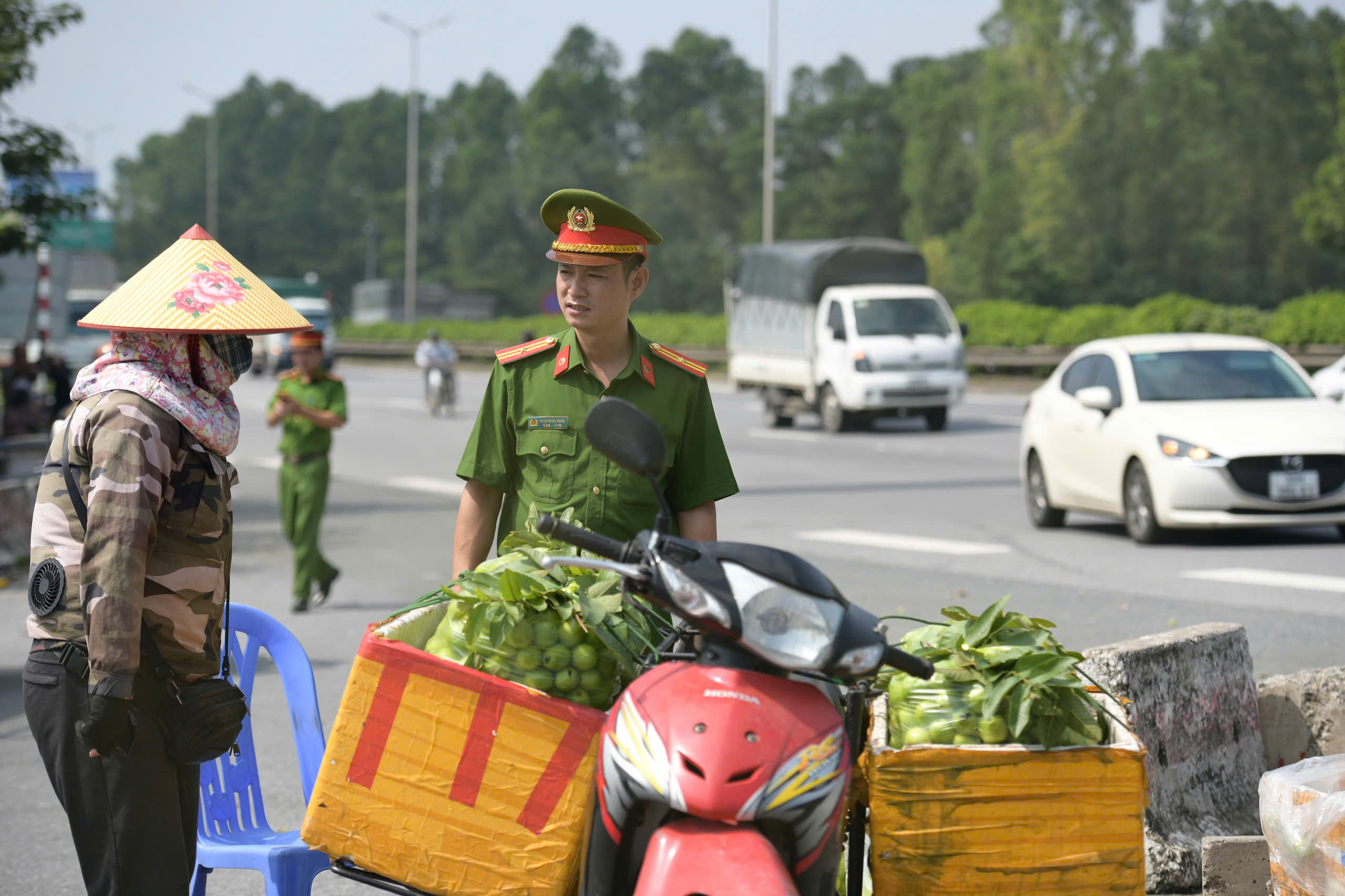 Cảnh sát tuần tra dọc chân cầu Thanh Trì dẹp nạn dừng xe mua ổi, đón trả khách tuỳ tiện- Ảnh 2. Cảnh sát tuần tra dọc chân cầu Thanh Trì dẹp nạn dừng xe mua ổi, đón trả khách tuỳ tiện- Ảnh 2.