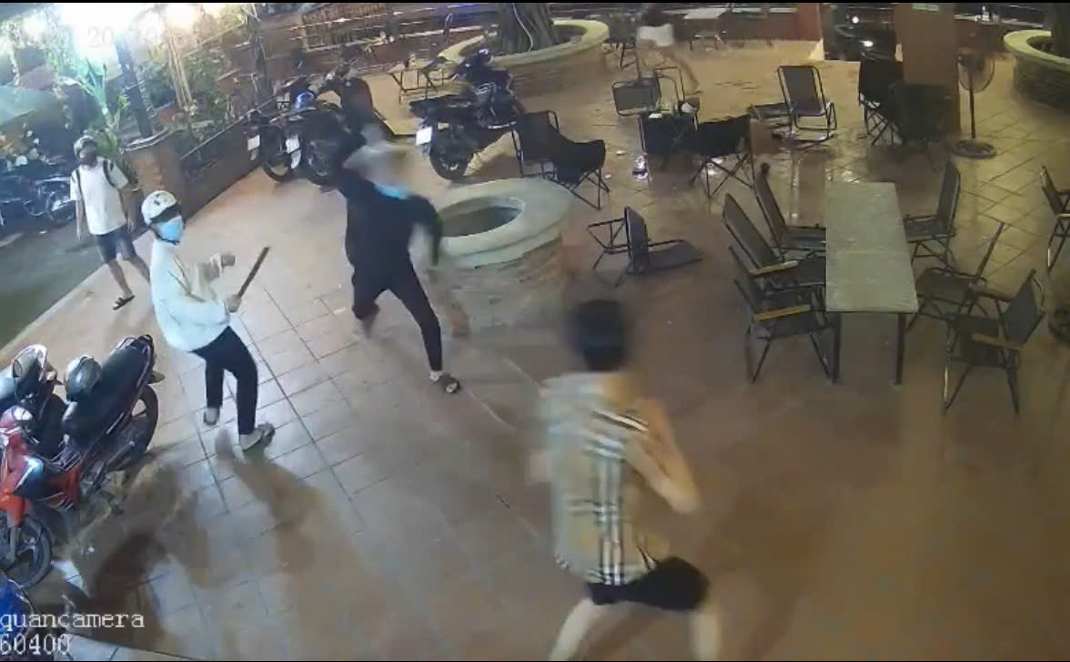 TP.HCM: Truy x&eacute;t nh&oacute;m thanh thiếu ni&ecirc;n lạ mặt x&ocirc;ng v&agrave;o qu&aacute;n c&agrave; ph&ecirc; đ&aacute;nh người- Ảnh 1.