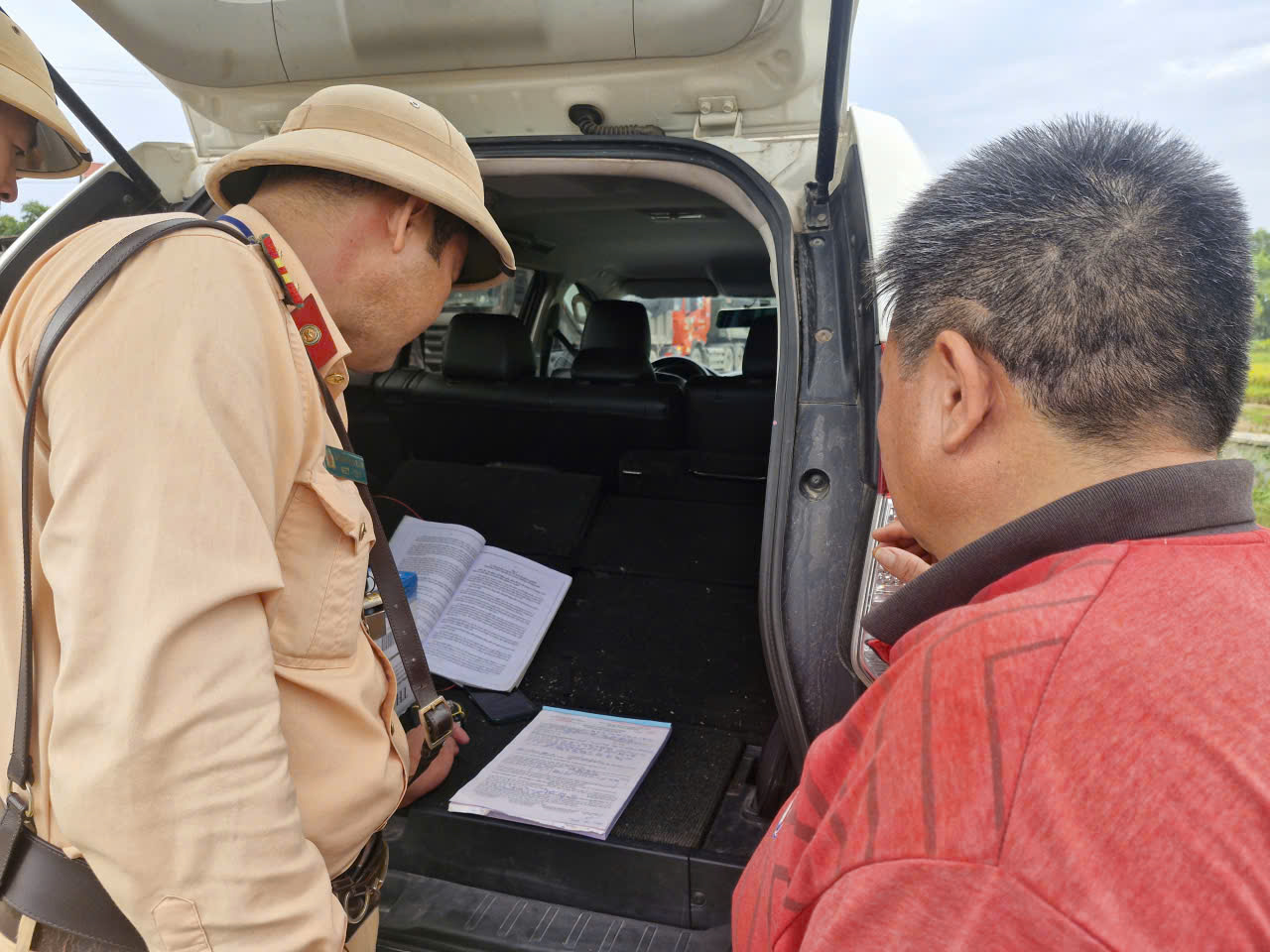 CSGT Bắc Ninh xử phạt hàng loạt xe tải tha đất ra đường bộ, làm mất ATGT- Ảnh 3. CSGT Bắc Ninh xử phạt hàng loạt xe tải tha đất ra đường bộ, làm mất ATGT- Ảnh 3.