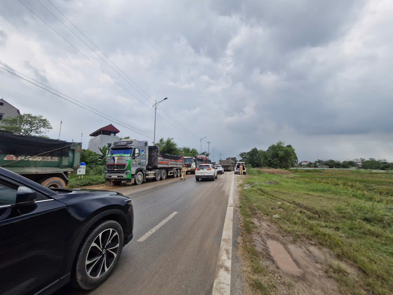 CSGT Bắc Ninh xử phạt hàng loạt xe tải tha đất ra đường bộ, làm mất ATGT- Ảnh 5. CSGT Bắc Ninh xử phạt hàng loạt xe tải tha đất ra đường bộ, làm mất ATGT- Ảnh 5.