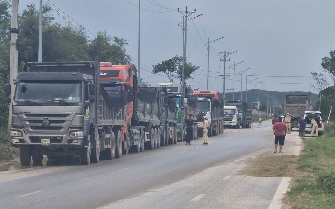 CSGT Bắc Ninh xử phạt hàng loạt xe tải tha đất ra đường bộ, làm mất ATGT- Ảnh 4. CSGT Bắc Ninh xử phạt hàng loạt xe tải tha đất ra đường bộ, làm mất ATGT- Ảnh 4.