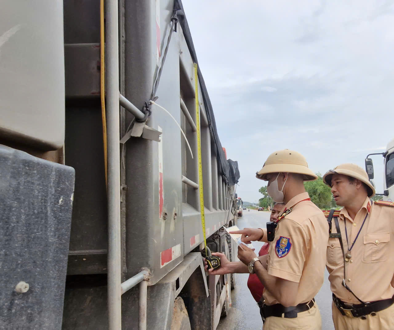 CSGT Bắc Ninh xử phạt hàng loạt xe tải tha đất ra đường bộ, làm mất ATGT- Ảnh 13. CSGT Bắc Ninh xử phạt hàng loạt xe tải tha đất ra đường bộ, làm mất ATGT- Ảnh 13.