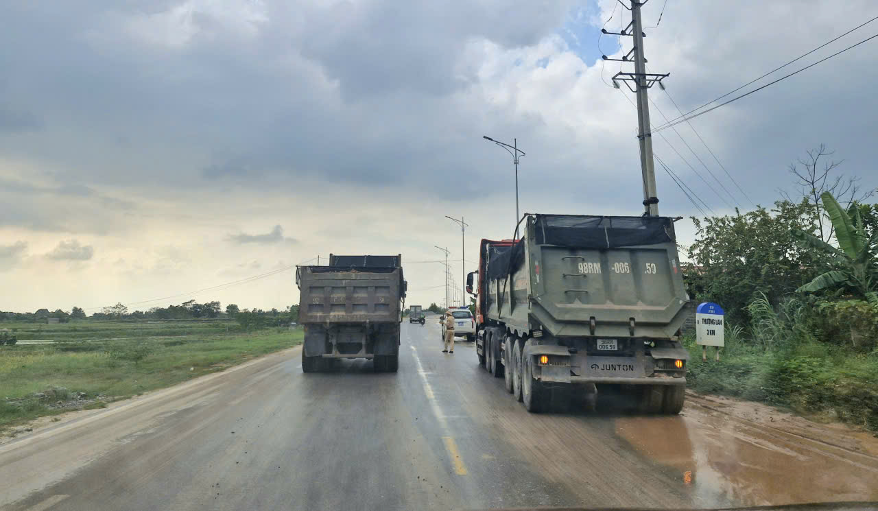 CSGT Bắc Ninh xử phạt hàng loạt xe tải tha đất ra đường bộ, làm mất ATGT- Ảnh 2. CSGT Bắc Ninh xử phạt hàng loạt xe tải tha đất ra đường bộ, làm mất ATGT- Ảnh 2.