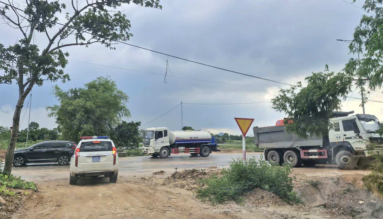 CSGT Bắc Ninh xử phạt hàng loạt xe tải tha đất ra đường bộ, làm mất ATGT- Ảnh 1. CSGT Bắc Ninh xử phạt hàng loạt xe tải tha đất ra đường bộ, làm mất ATGT- Ảnh 1.