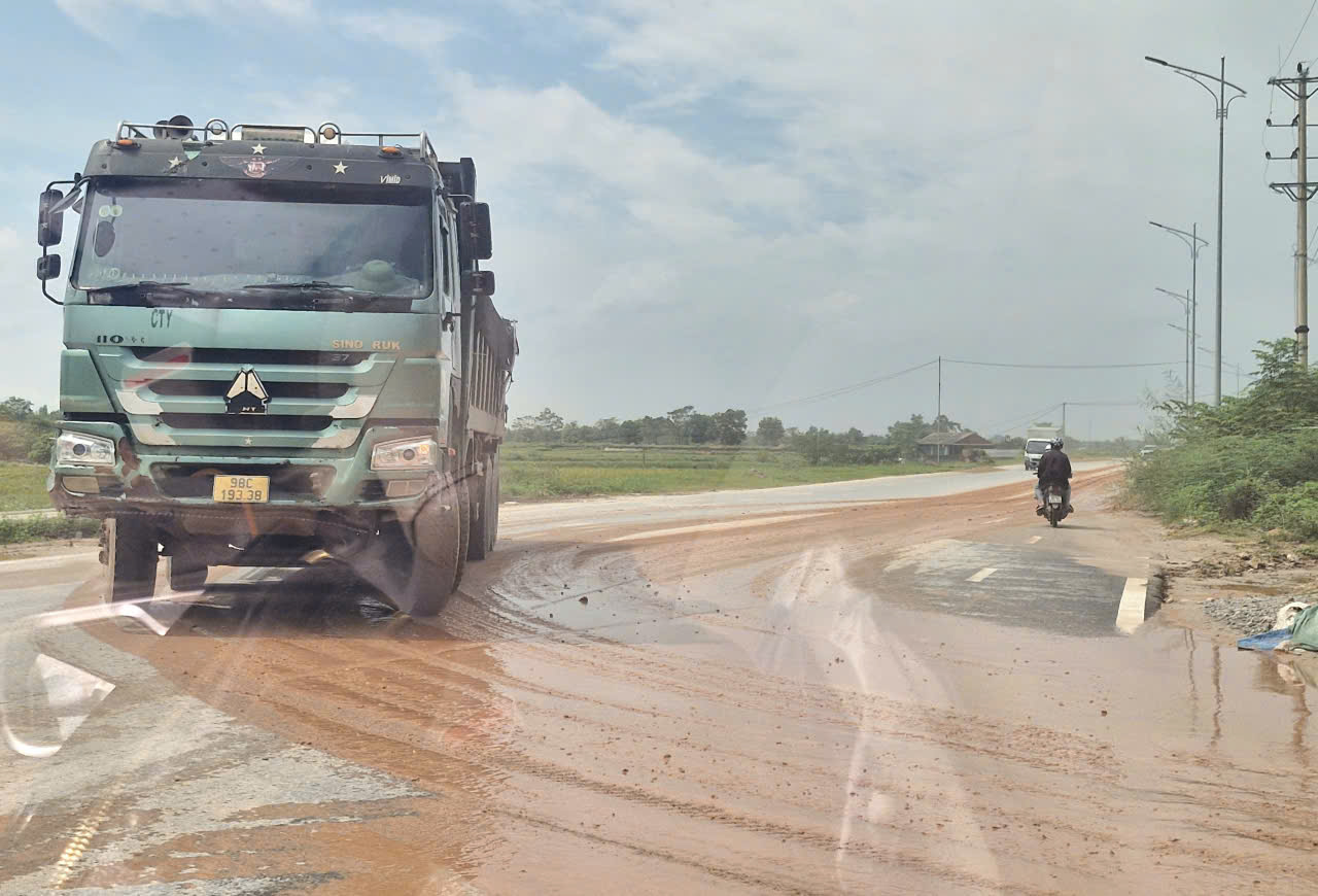 CSGT Bắc Ninh xử phạt hàng loạt xe tải tha đất ra đường bộ, làm mất ATGT- Ảnh 6. CSGT Bắc Ninh xử phạt hàng loạt xe tải tha đất ra đường bộ, làm mất ATGT- Ảnh 6.