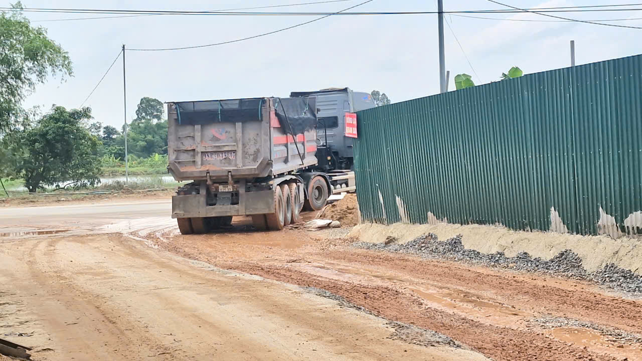 CSGT Bắc Ninh xử phạt hàng loạt xe tải tha đất ra đường bộ, làm mất ATGT- Ảnh 15. CSGT Bắc Ninh xử phạt hàng loạt xe tải tha đất ra đường bộ, làm mất ATGT- Ảnh 15.