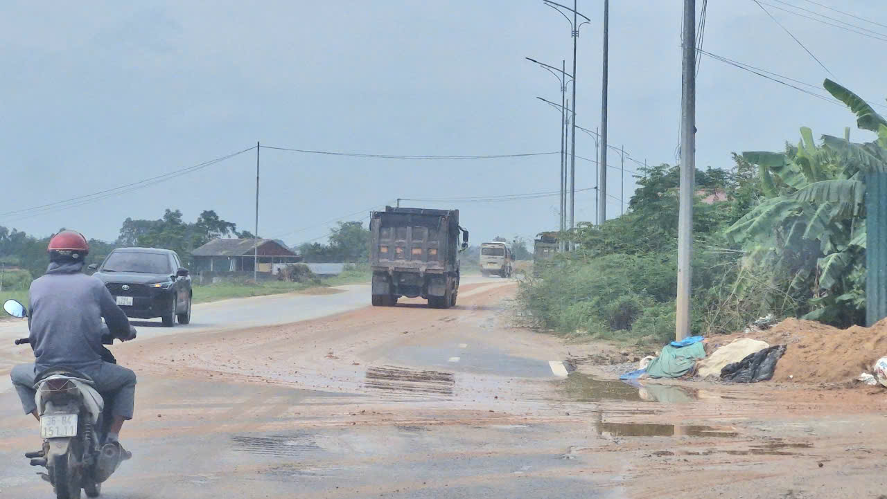 CSGT Bắc Ninh xử phạt hàng loạt xe tải tha đất ra đường bộ, làm mất ATGT- Ảnh 11. CSGT Bắc Ninh xử phạt hàng loạt xe tải tha đất ra đường bộ, làm mất ATGT- Ảnh 11.