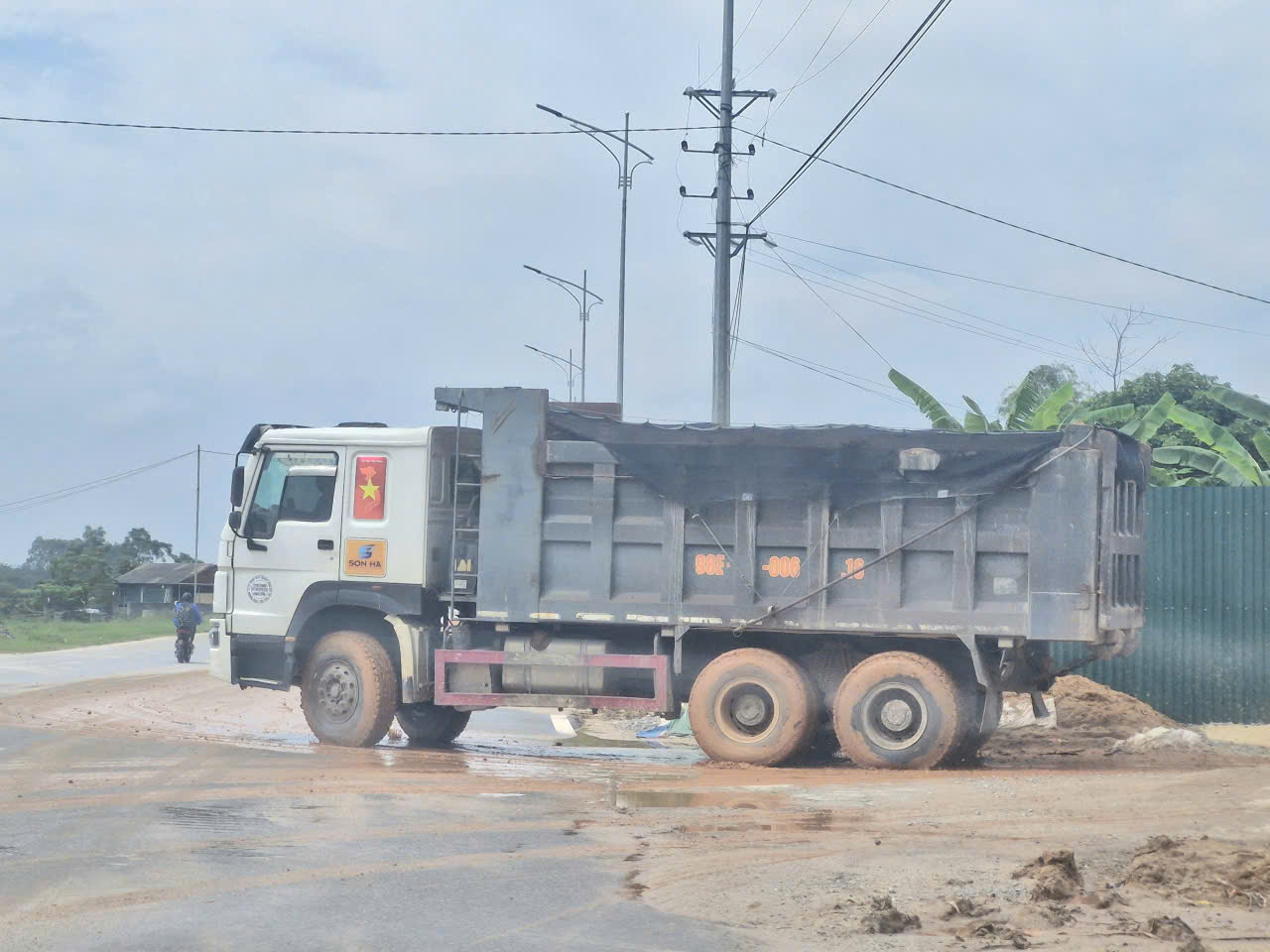 CSGT Bắc Ninh xử phạt hàng loạt xe tải tha đất ra đường bộ, làm mất ATGT- Ảnh 8. CSGT Bắc Ninh xử phạt hàng loạt xe tải tha đất ra đường bộ, làm mất ATGT- Ảnh 8.