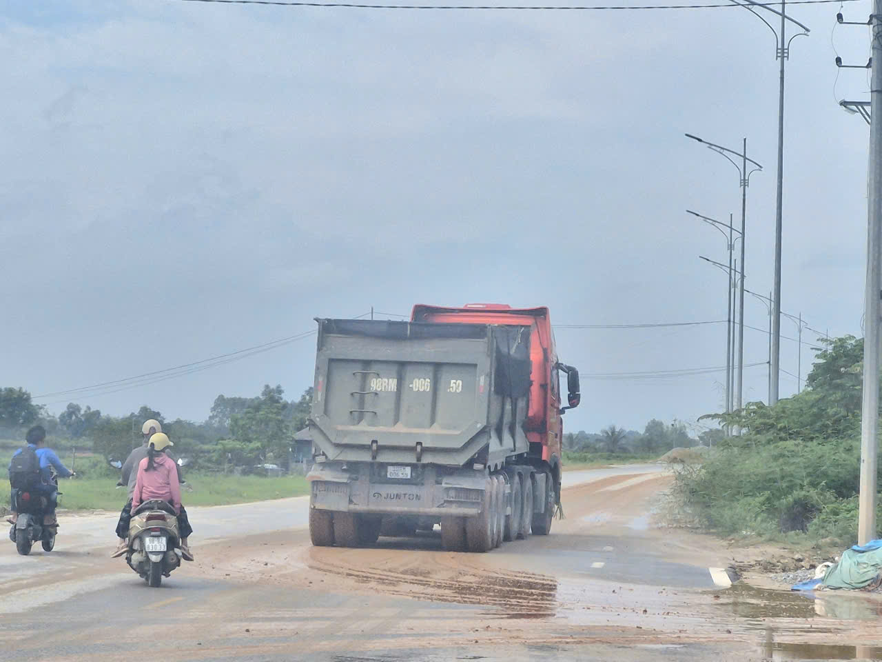 CSGT Bắc Ninh xử phạt hàng loạt xe tải tha đất ra đường bộ, làm mất ATGT- Ảnh 10. CSGT Bắc Ninh xử phạt hàng loạt xe tải tha đất ra đường bộ, làm mất ATGT- Ảnh 10.