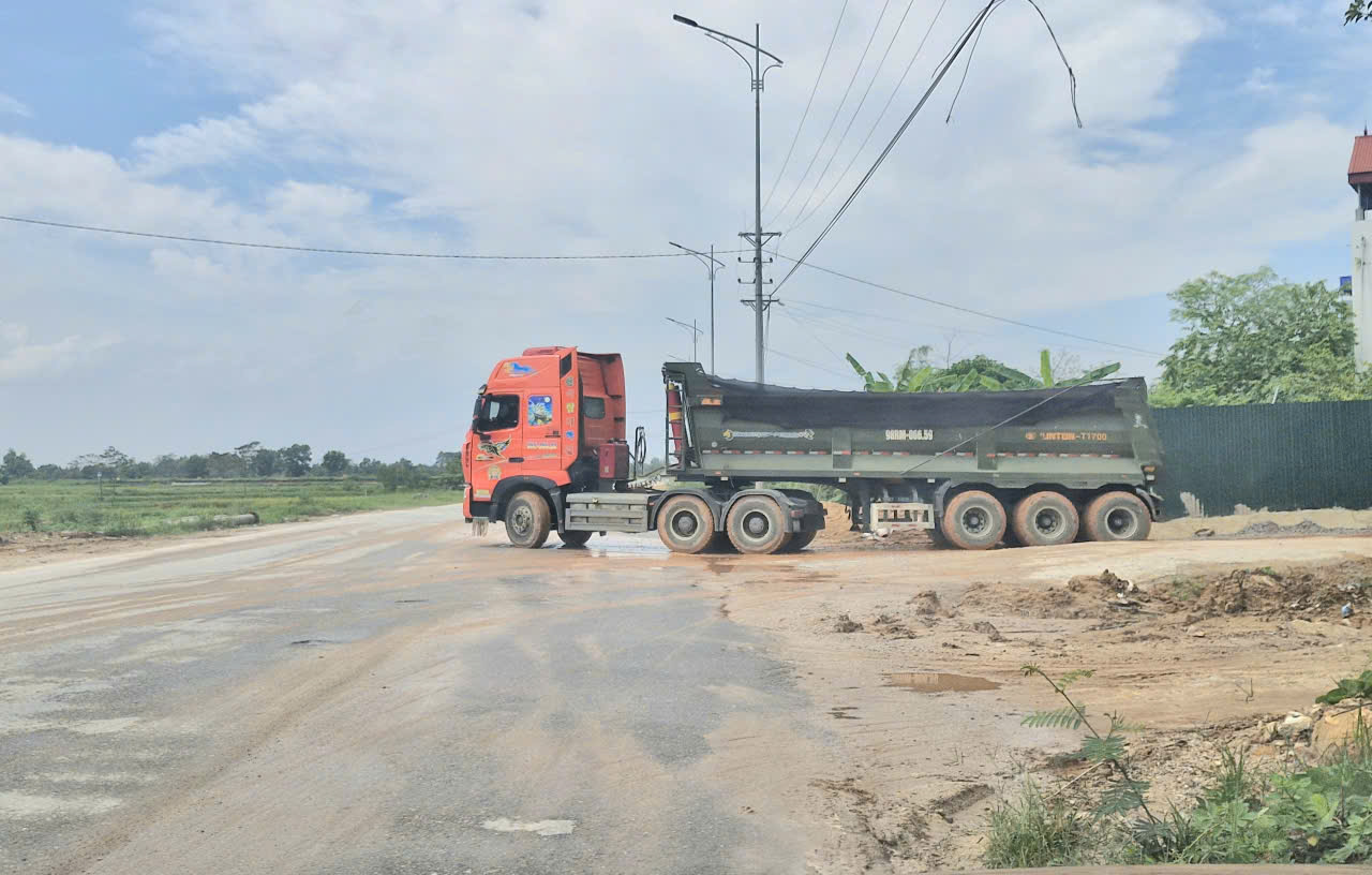 CSGT Bắc Ninh xử phạt hàng loạt xe tải tha đất ra đường bộ, làm mất ATGT- Ảnh 7. CSGT Bắc Ninh xử phạt hàng loạt xe tải tha đất ra đường bộ, làm mất ATGT- Ảnh 7.