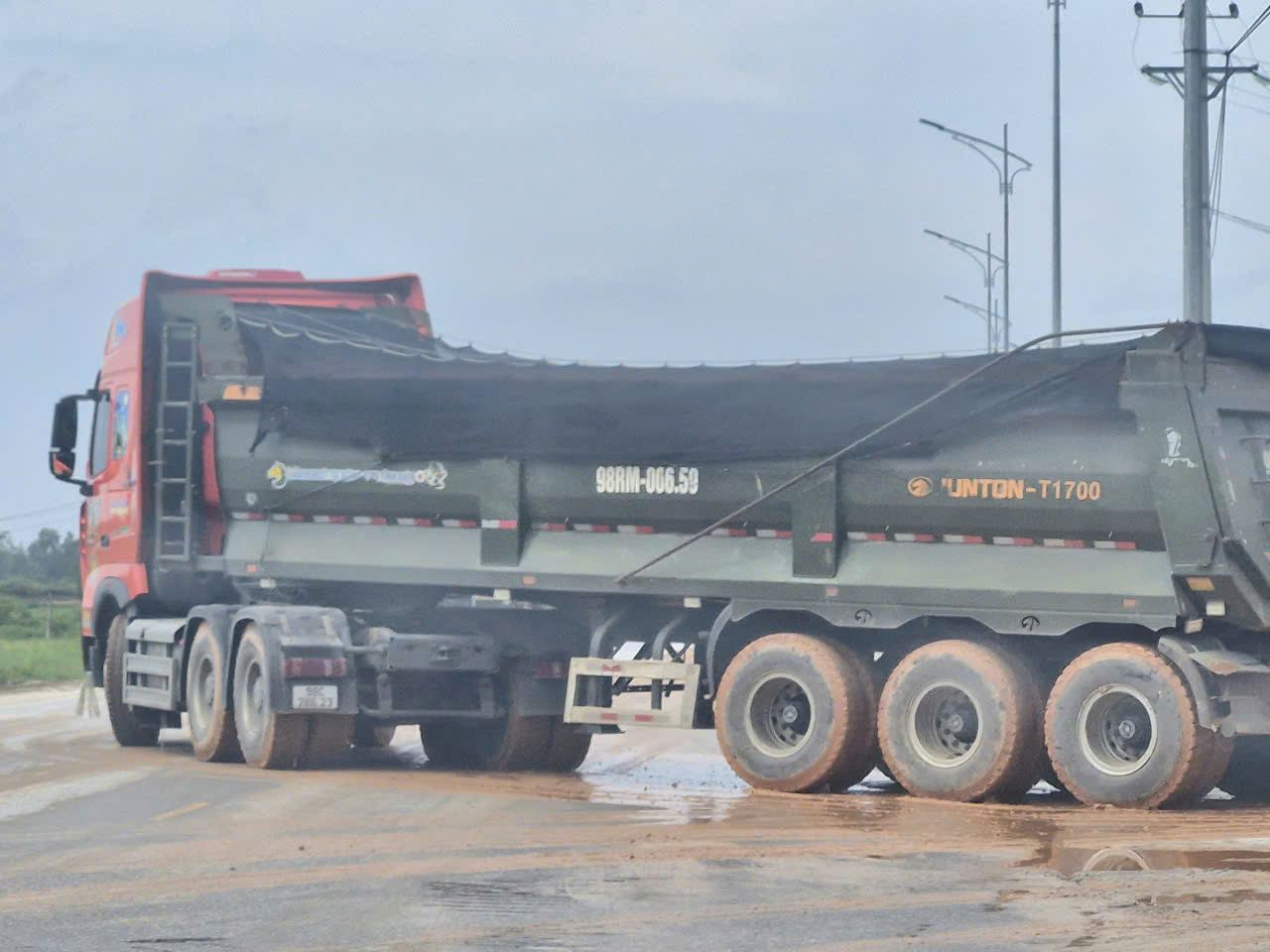 CSGT Bắc Ninh xử phạt hàng loạt xe tải tha đất ra đường bộ, làm mất ATGT- Ảnh 9. CSGT Bắc Ninh xử phạt hàng loạt xe tải tha đất ra đường bộ, làm mất ATGT- Ảnh 9.