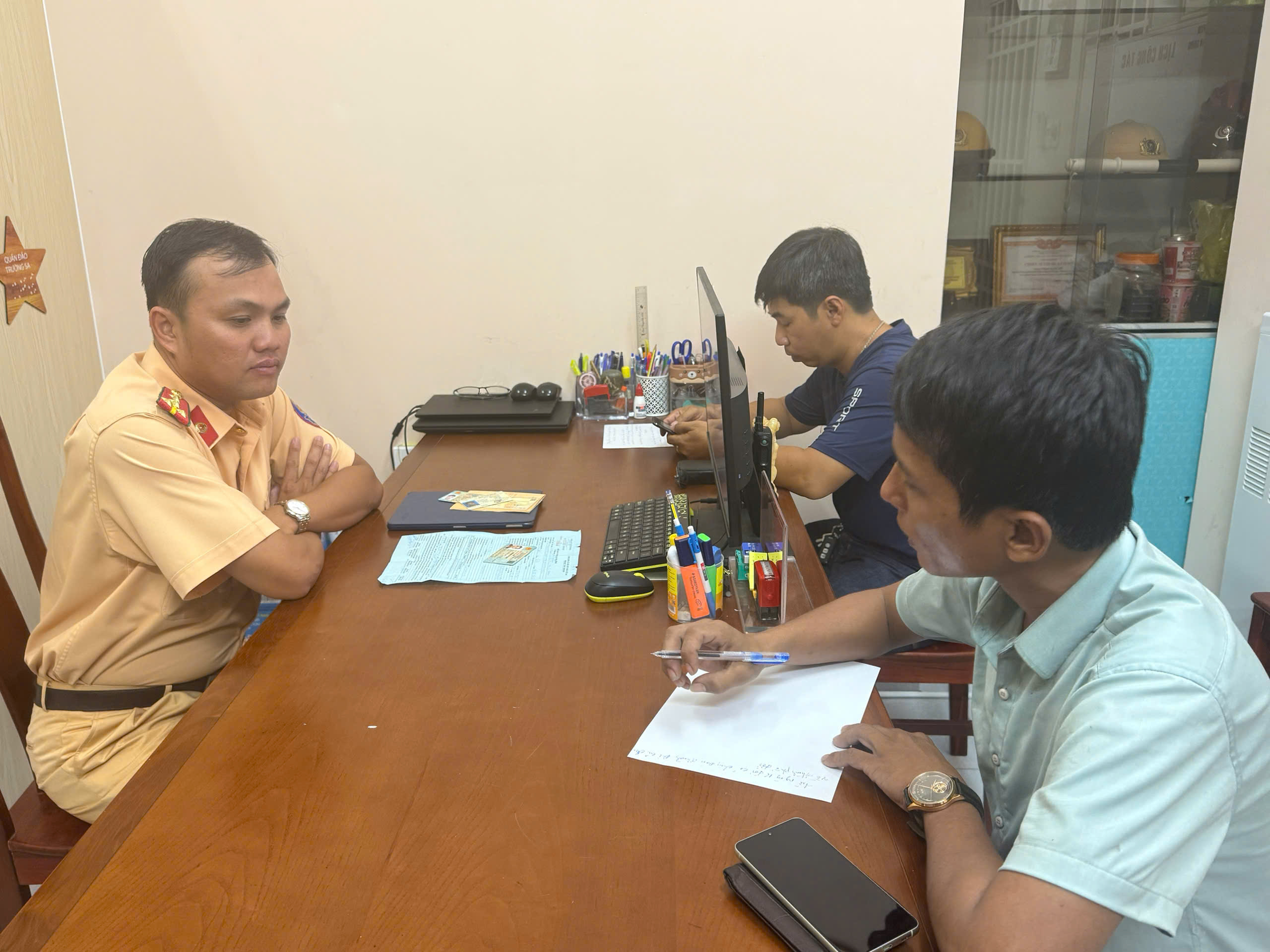 TP.HCM: Hai t&agrave;i xế rượt đuổi, ch&egrave;n &eacute;p nhau giữa đường bị triệu tập l&ecirc;n l&agrave;m việc- Ảnh 1.