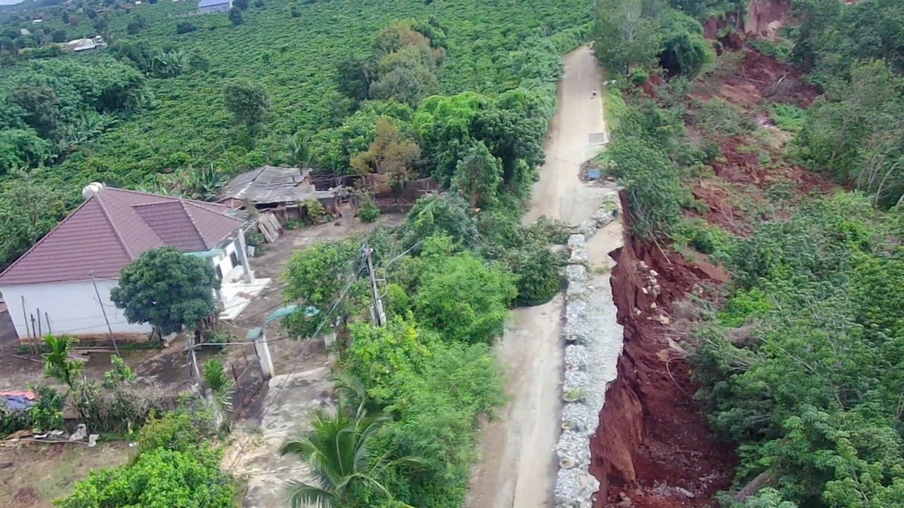 Gia Lai: Đường nối trung t&acirc;m x&atilde; Ia Ly sạt lở nghi&ecirc;m trọng, mất an to&agrave;n giao th&ocirc;ng- Ảnh 10.