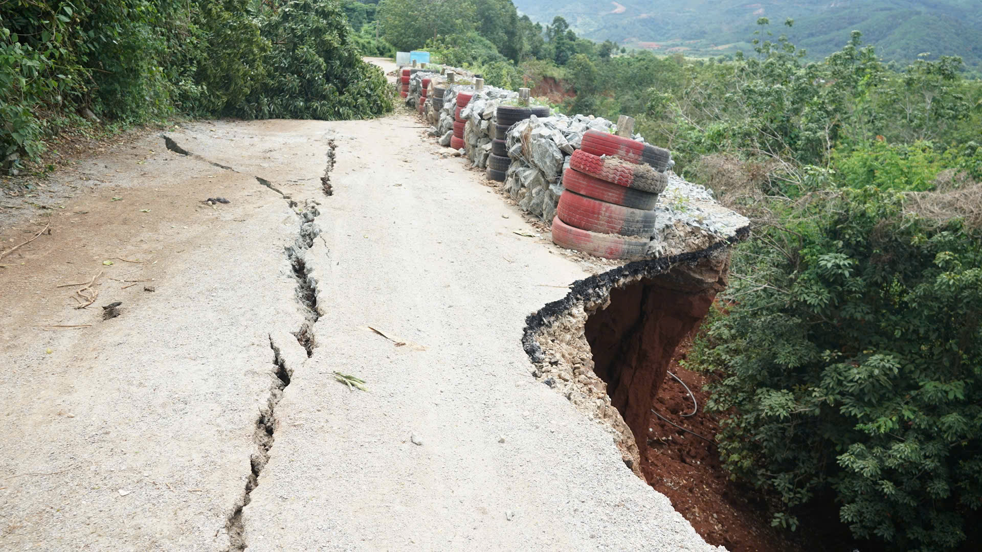 Gia Lai: Đường nối trung t&acirc;m x&atilde; Ia Ly sạt lở nghi&ecirc;m trọng, mất an to&agrave;n giao th&ocirc;ng- Ảnh 2.