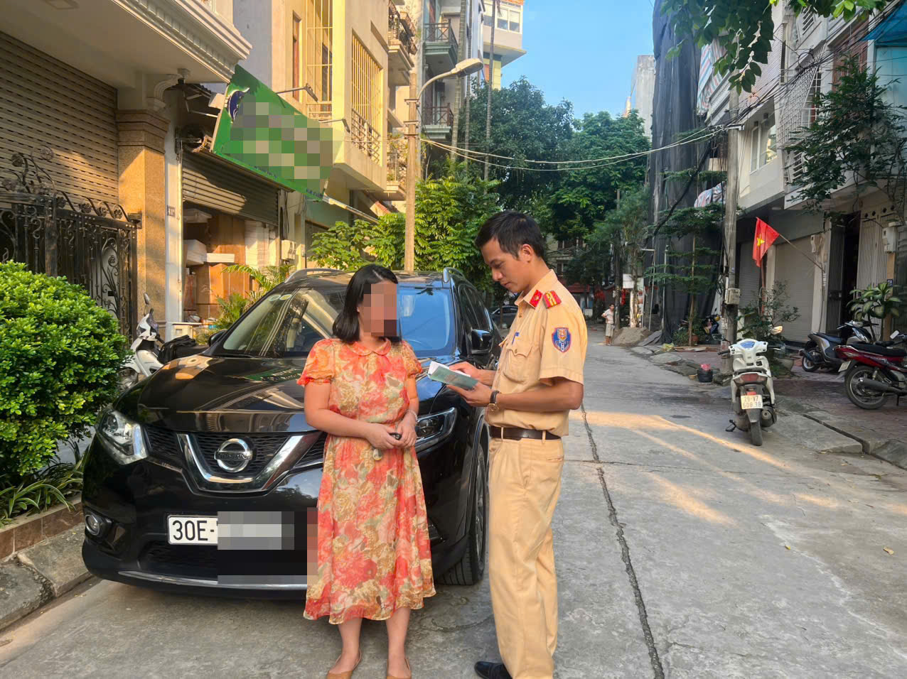 Nữ t&agrave;i xế chở người tr&ecirc;n n&oacute;c &ocirc; t&ocirc; bị phạt 5 triệu đồng, trừ 6 điểm bằng l&aacute;i- Ảnh 2.