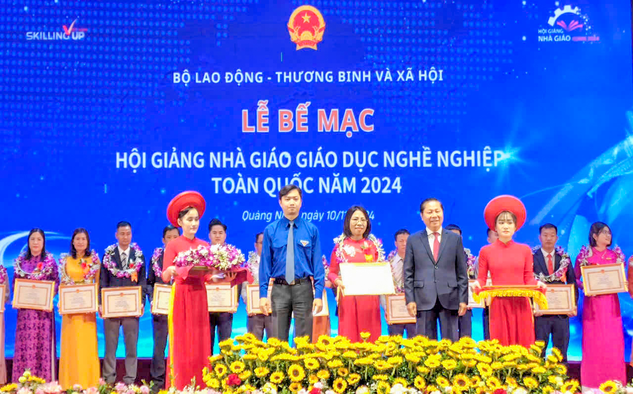 Hai nữ giảng vi&ecirc;n ti&ecirc;u biểu trong phong tr&agrave;o thi đua y&ecirc;u nước của ng&agrave;nh X&acirc;y dựng- Ảnh 2.