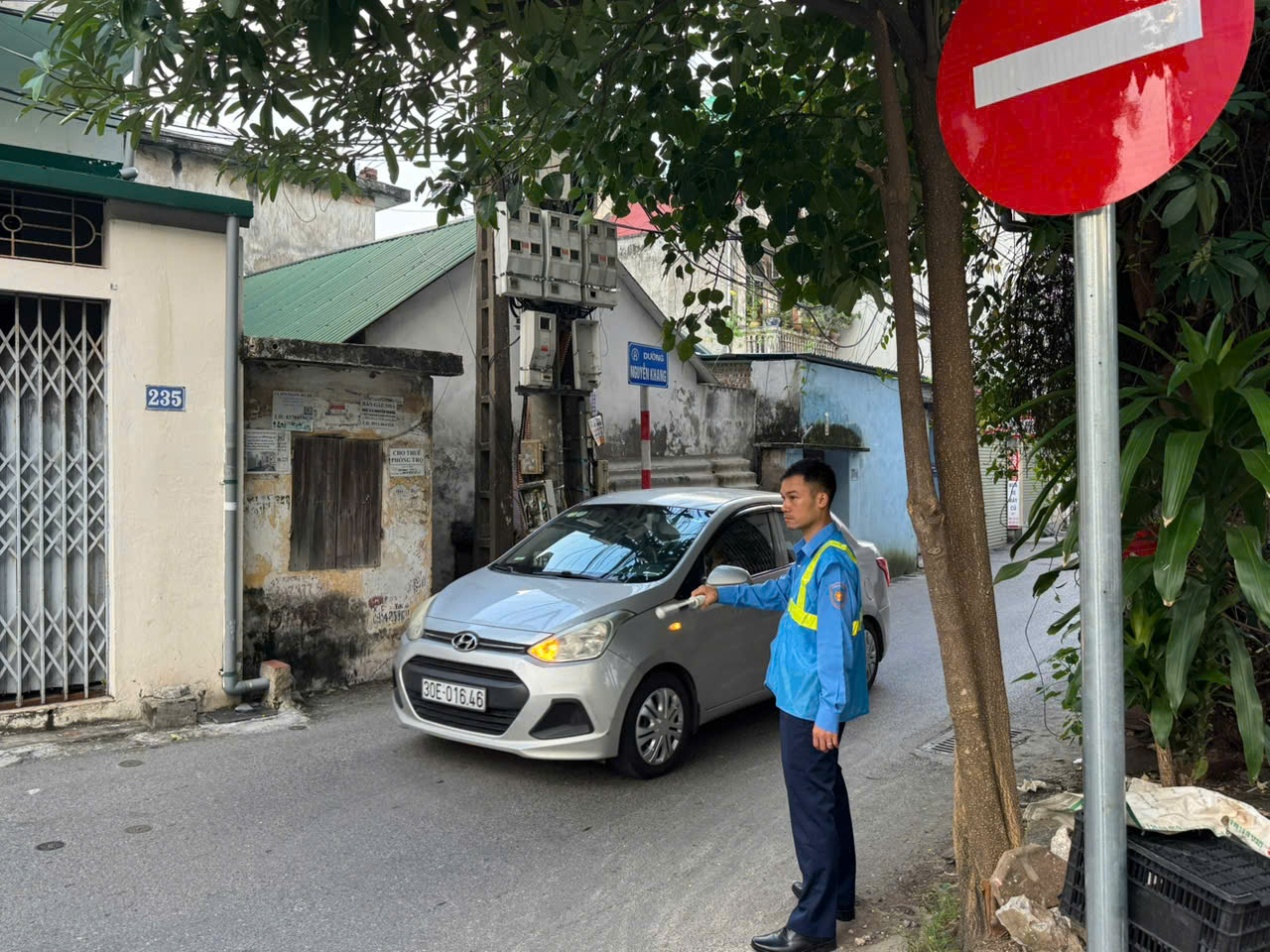 Hà Nội thí điểm điều chỉnh giao thông trên đường Nguyễn Khang nhằm đảm bảo ATGT- Ảnh 1. Hà Nội thí điểm điều chỉnh giao thông trên đường Nguyễn Khang nhằm đảm bảo ATGT- Ảnh 1.