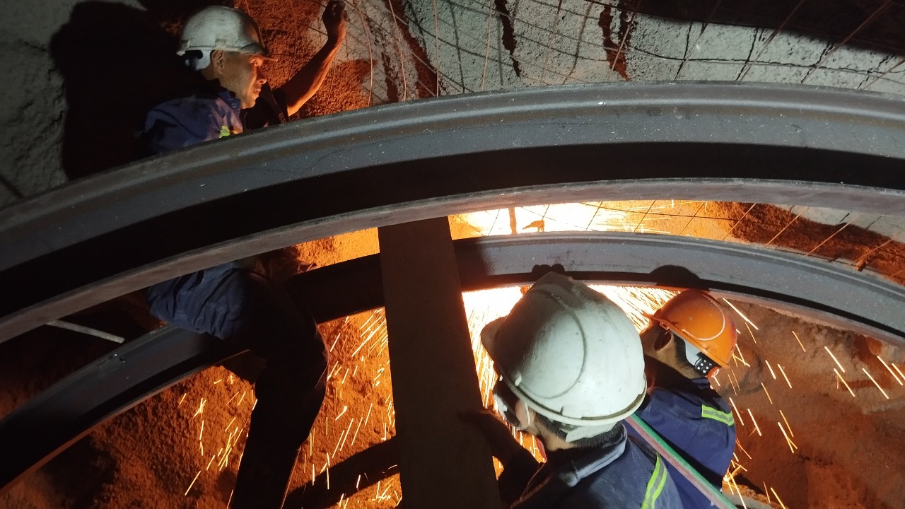 Miệt m&agrave;i giữ nhịp những chuyến t&agrave;u qua cung Đ&egrave;o Cả hiểm trở- Ảnh 3.