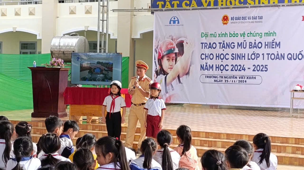 L&acirc;m Đồng: Đồng loạt tuy&ecirc;n truyền trật tự ATGT cho học sinh- Ảnh 3.