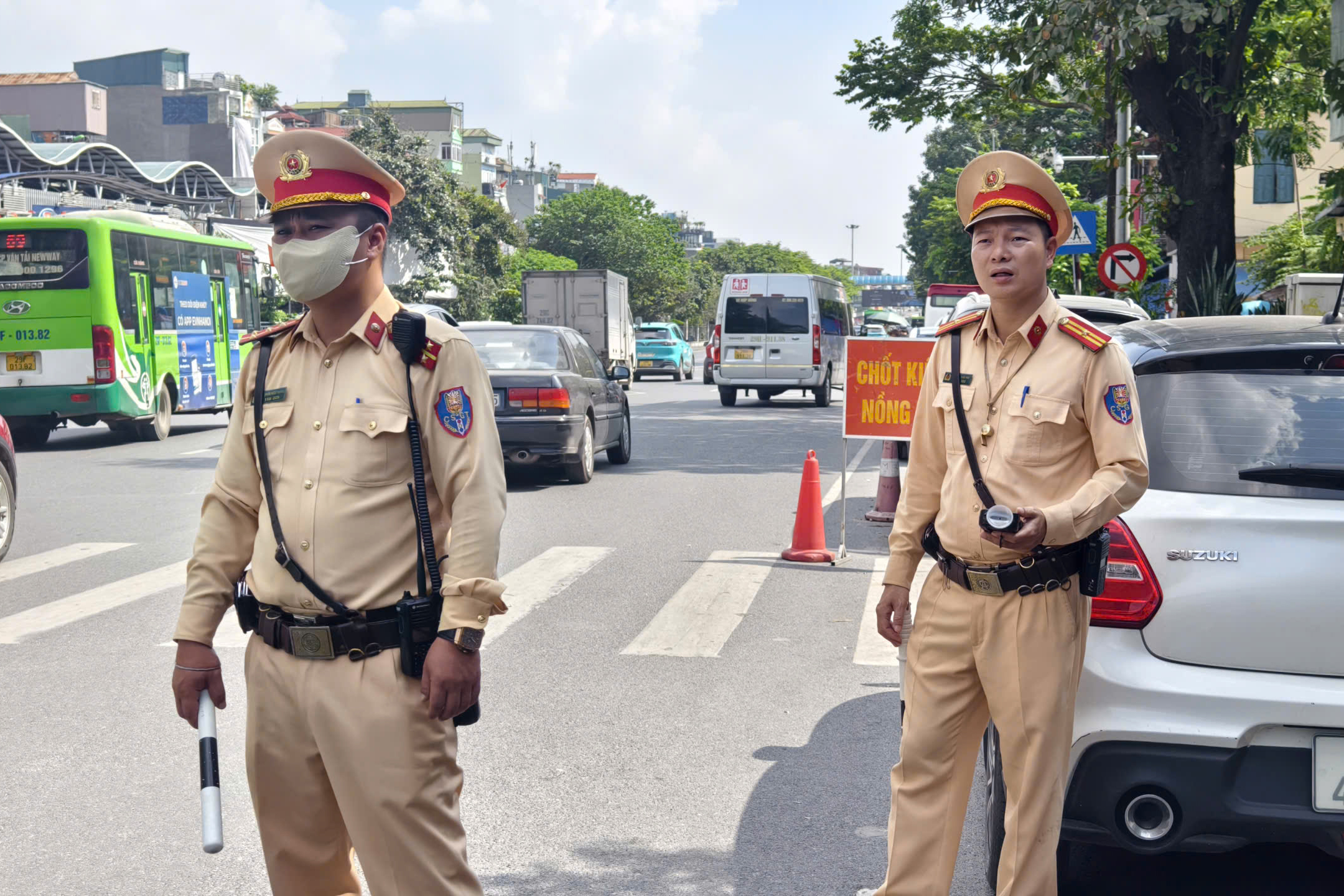 CSGT cả nước đồng loạt xử l&yacute; nồng độ cồn: H&agrave; Nội xử phạt h&agrave;ng chục t&agrave;i xế "ma men"- Ảnh 1.