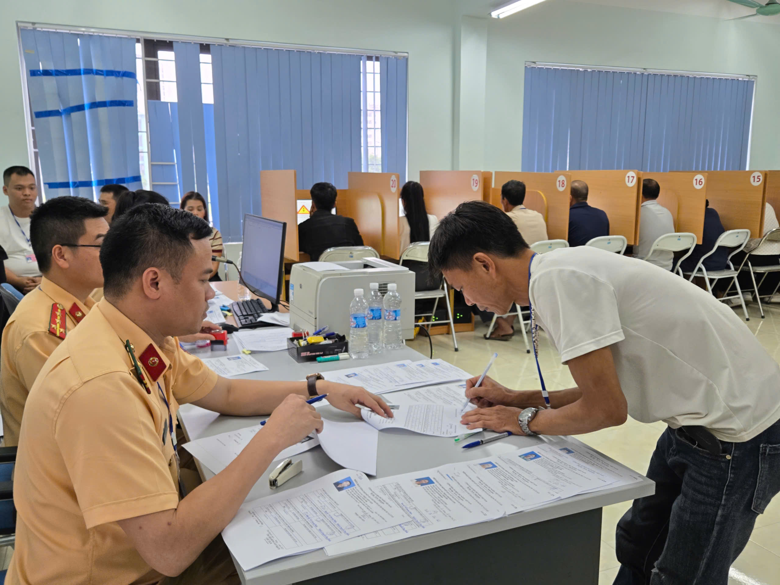 Thái Nguyên: Sát hạch cả ngày nghỉ, buổi tối, giải quyết hàng chục nghìn hồ sơ lái xe - Ảnh 3. Thái Nguyên: Sát hạch cả ngày nghỉ, buổi tối, giải quyết hàng chục nghìn hồ sơ lái xe - Ảnh 3.