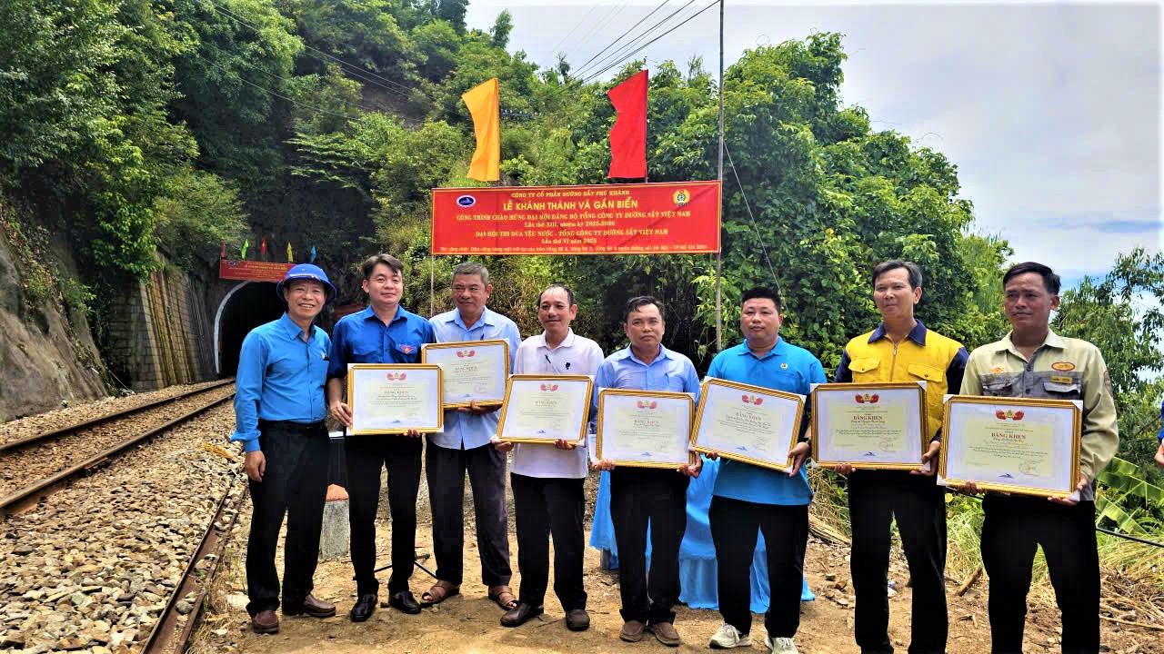 Miệt m&agrave;i giữ nhịp những chuyến t&agrave;u qua cung Đ&egrave;o Cả hiểm trở- Ảnh 2.
