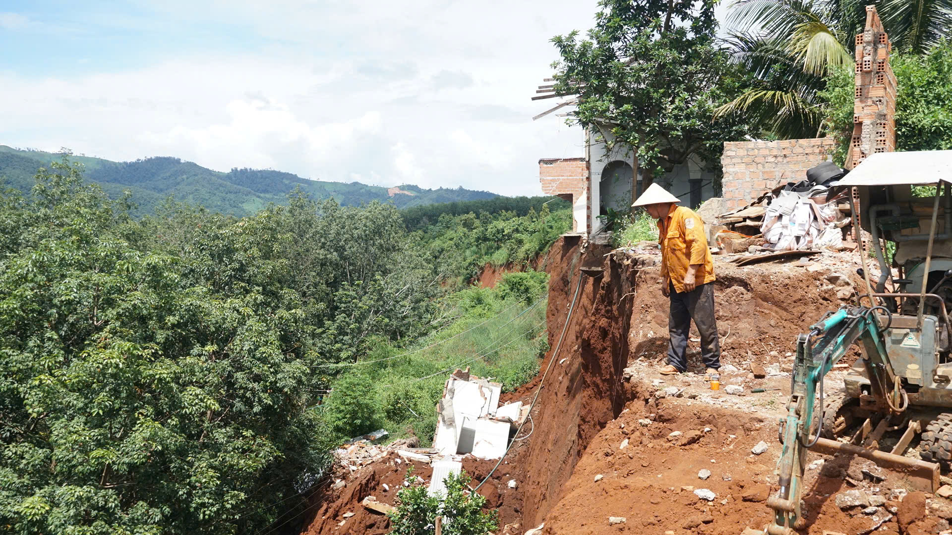 Gia Lai: Đường nối trung t&acirc;m x&atilde; Ia Ly sạt lở nghi&ecirc;m trọng, mất an to&agrave;n giao th&ocirc;ng- Ảnh 5.