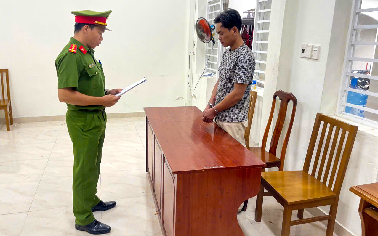 Bắt giữ nam thanh niên tạt xăng dọa đốt người vì mâu thuẫn tình cảm- Ảnh 1. Bắt giữ nam thanh niên tạt xăng dọa đốt người vì mâu thuẫn tình cảm- Ảnh 1.