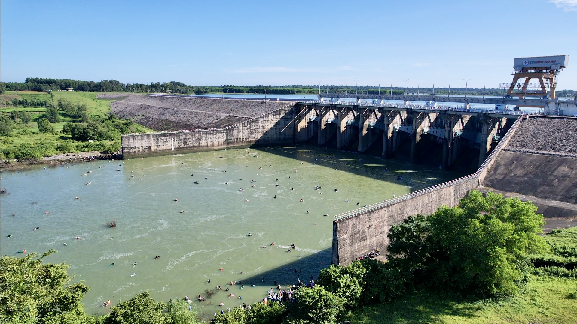 Ngừng xả lũ đập thủy điện Trị An, người dân đổ về săn cá "lộc trời”- Ảnh 1. Ngừng xả lũ đập thủy điện Trị An, người dân đổ về săn cá "lộc trời”- Ảnh 1.