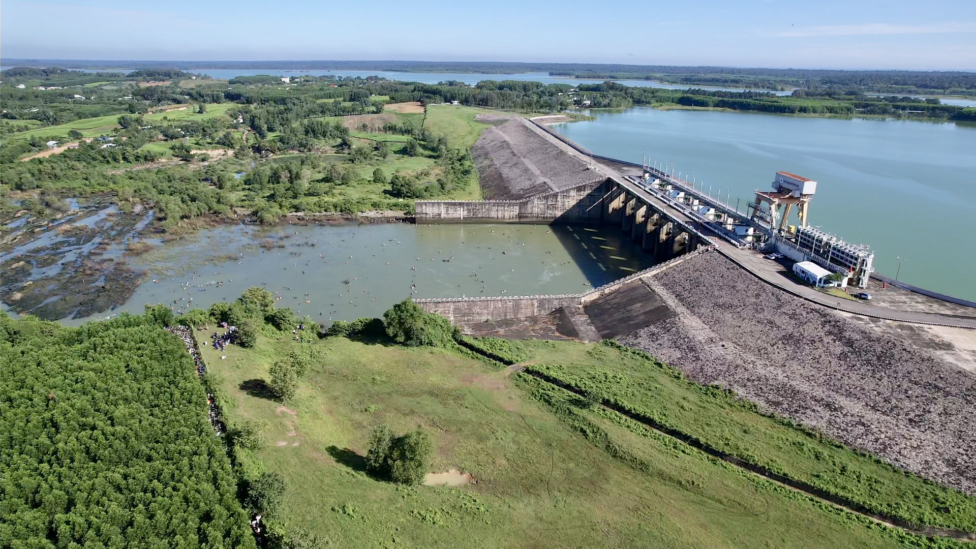 Ngừng xả lũ đập thủy điện Trị An, người dân đổ về săn cá "lộc trời”- Ảnh 20. Ngừng xả lũ đập thủy điện Trị An, người dân đổ về săn cá "lộc trời”- Ảnh 20.