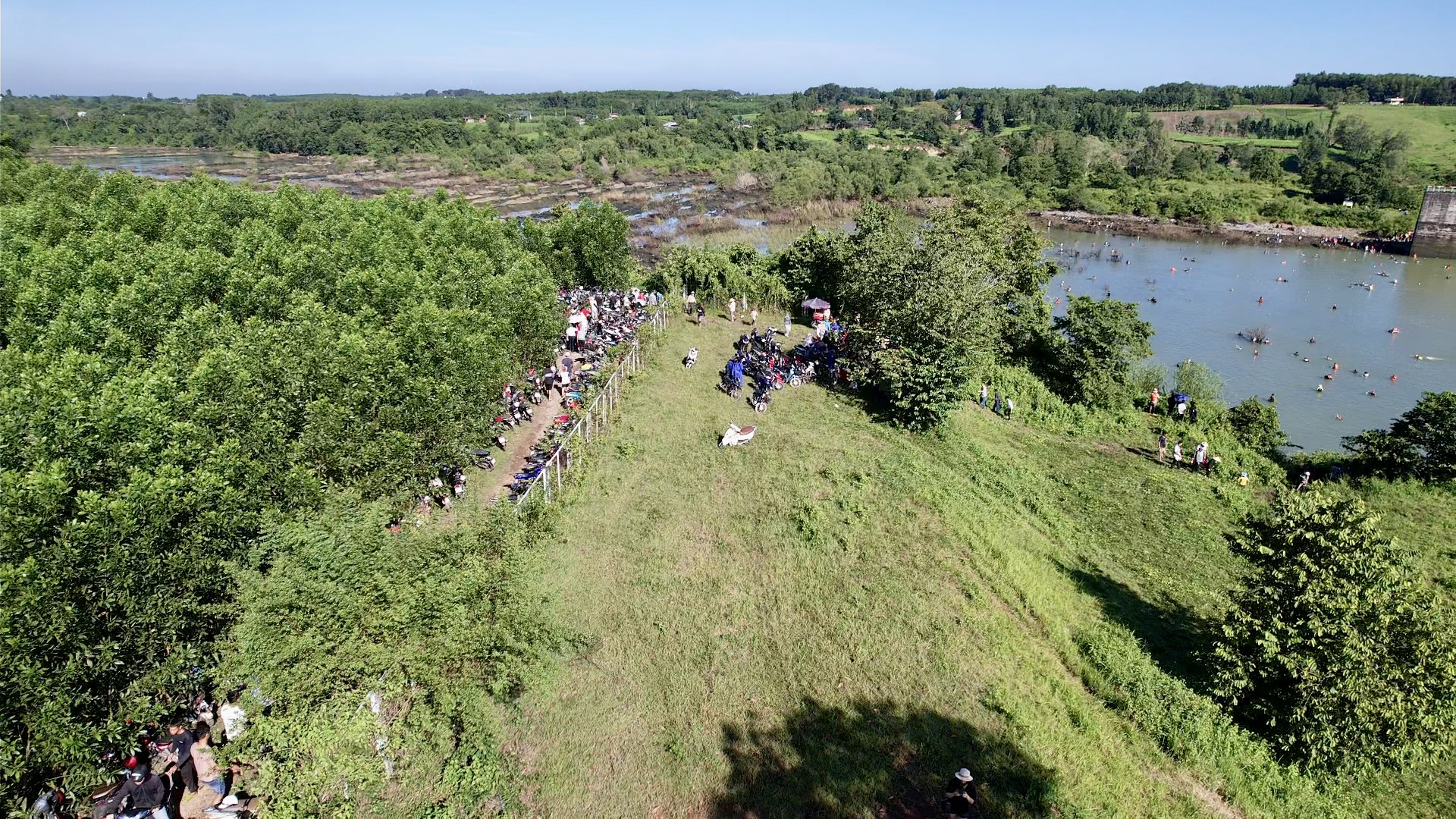 Ngừng xả lũ đập thủy điện Trị An, người dân đổ về săn cá "lộc trời”- Ảnh 4. Ngừng xả lũ đập thủy điện Trị An, người dân đổ về săn cá "lộc trời”- Ảnh 4.