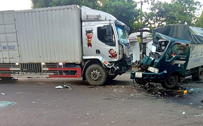 Hai chiếc xe tải tại hiện trường vụ tai nạn giao th&ocirc;ng li&ecirc;n ho&agrave;n.